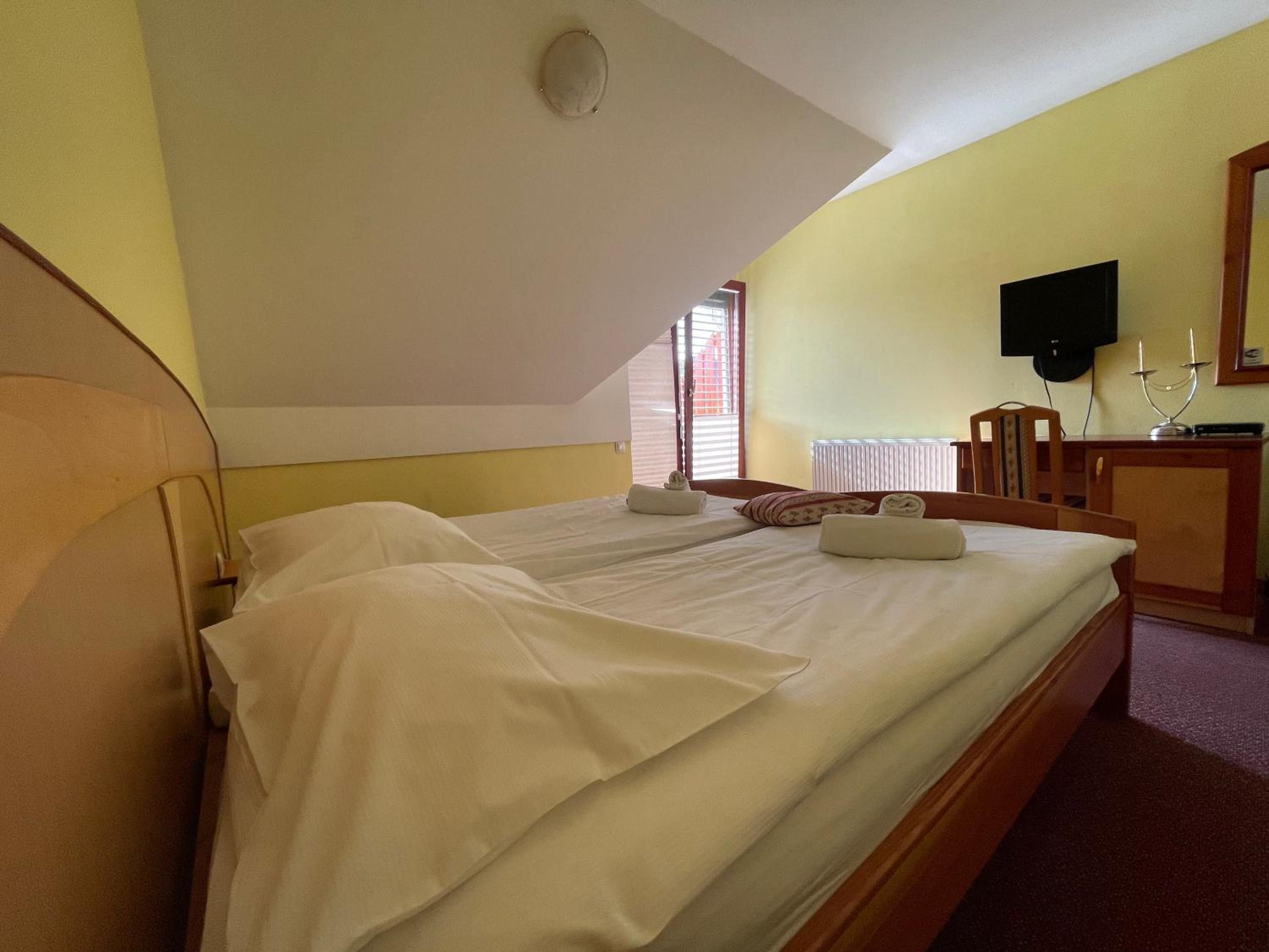 Double Room with Balcony - Photo 11