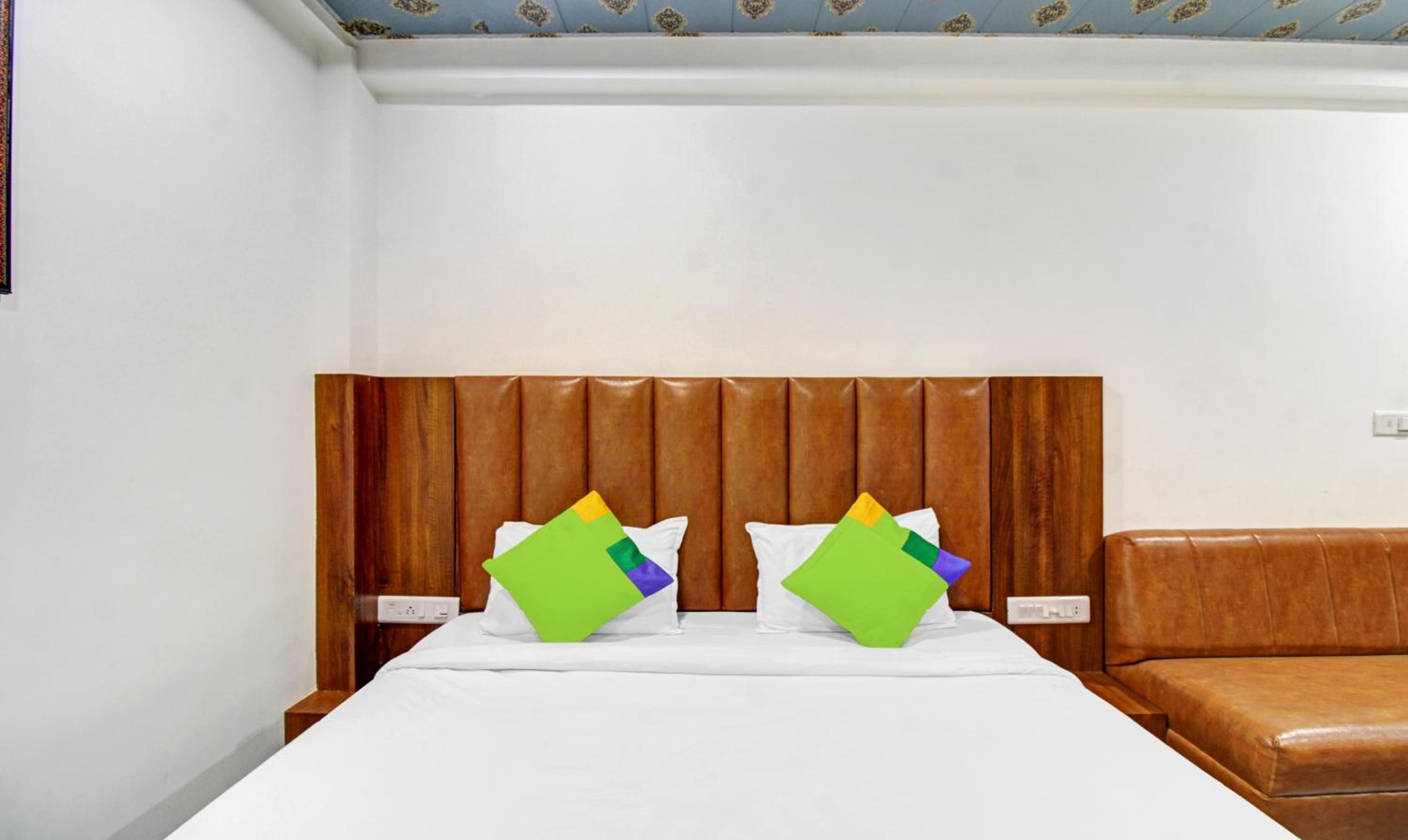Deluxe Double Room - Photo 9
