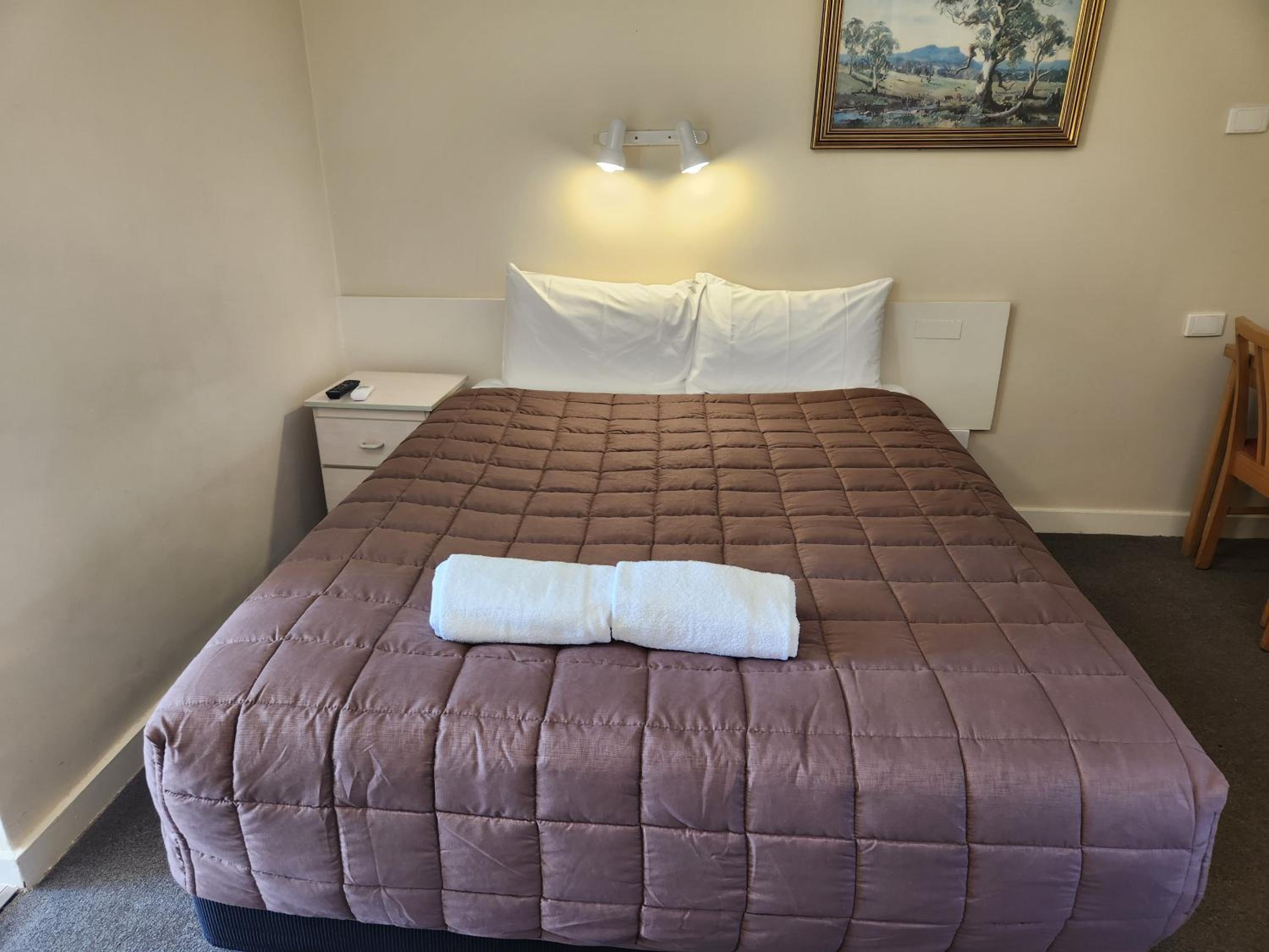 Queen Room photo 2