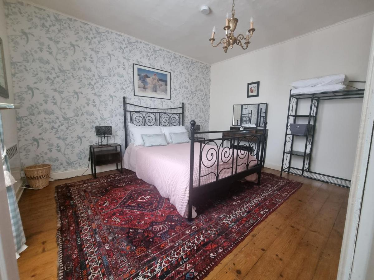 Double Room with Private Bathroom - Photo 2