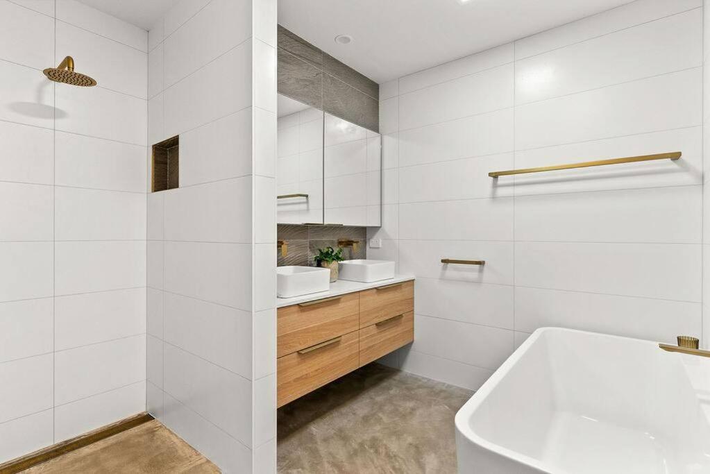 Three-Bedroom House photo 2
