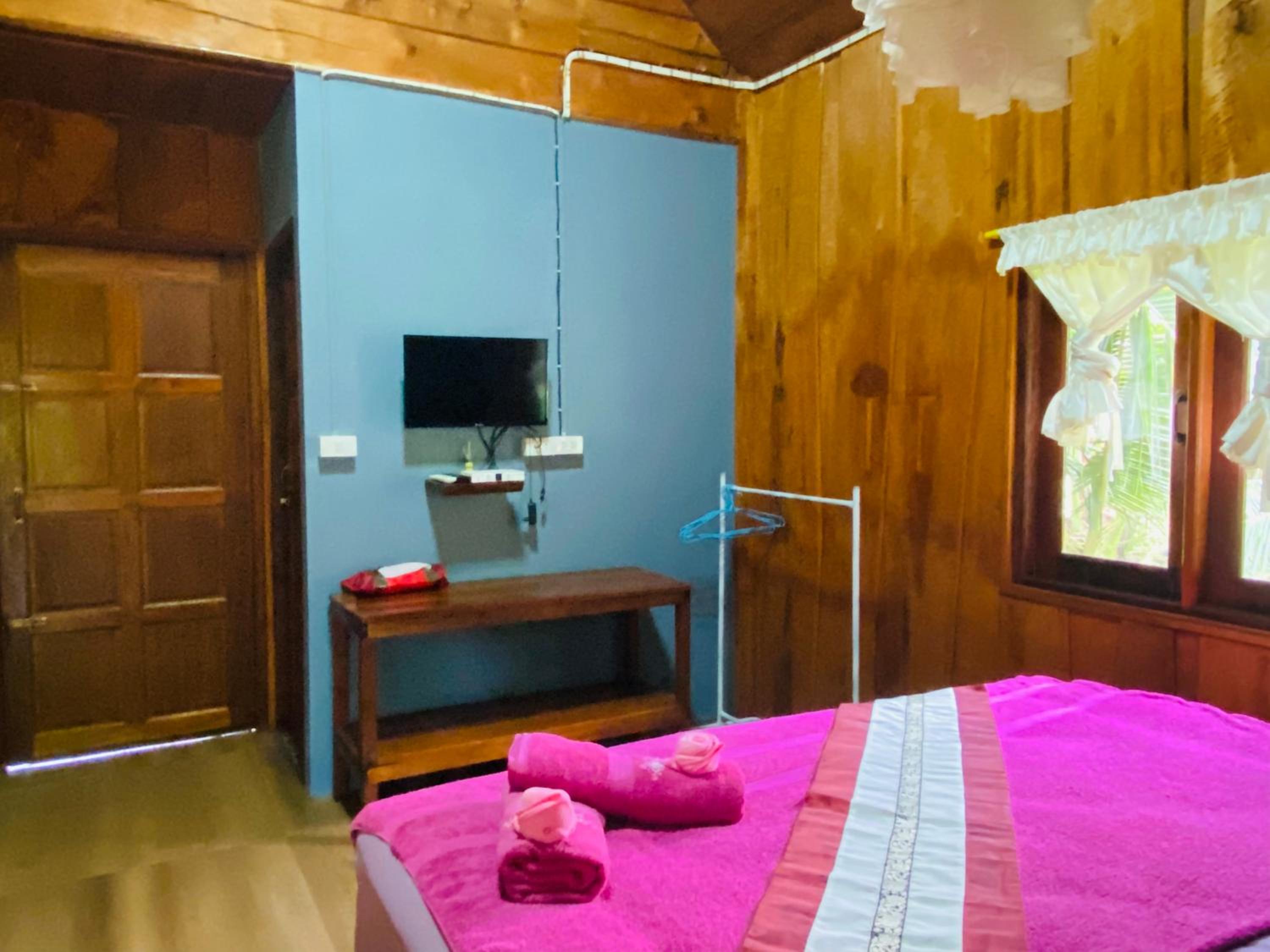 King Suite with Balcony - Photo 30