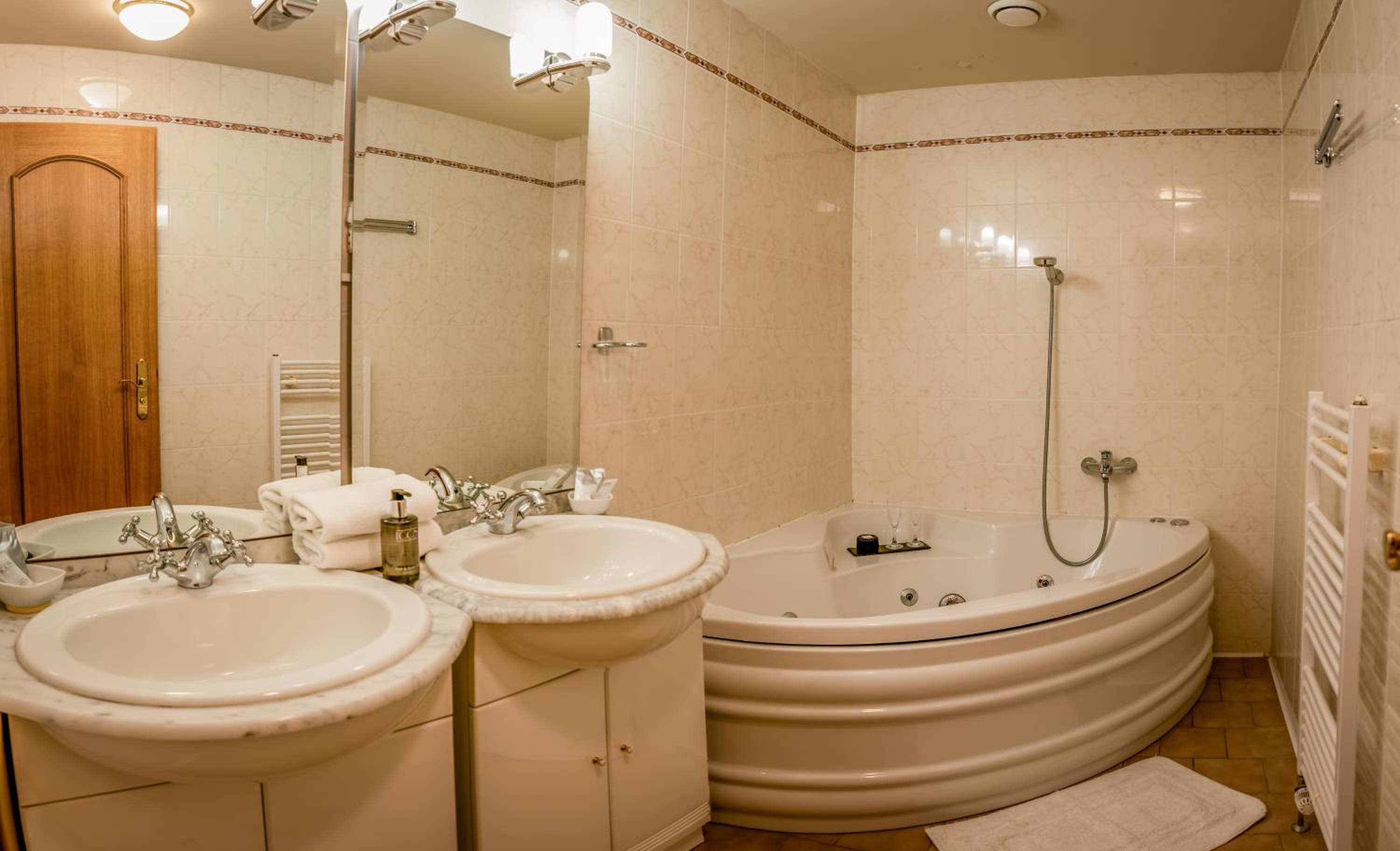 Suite with Spa Bath - Photo 3