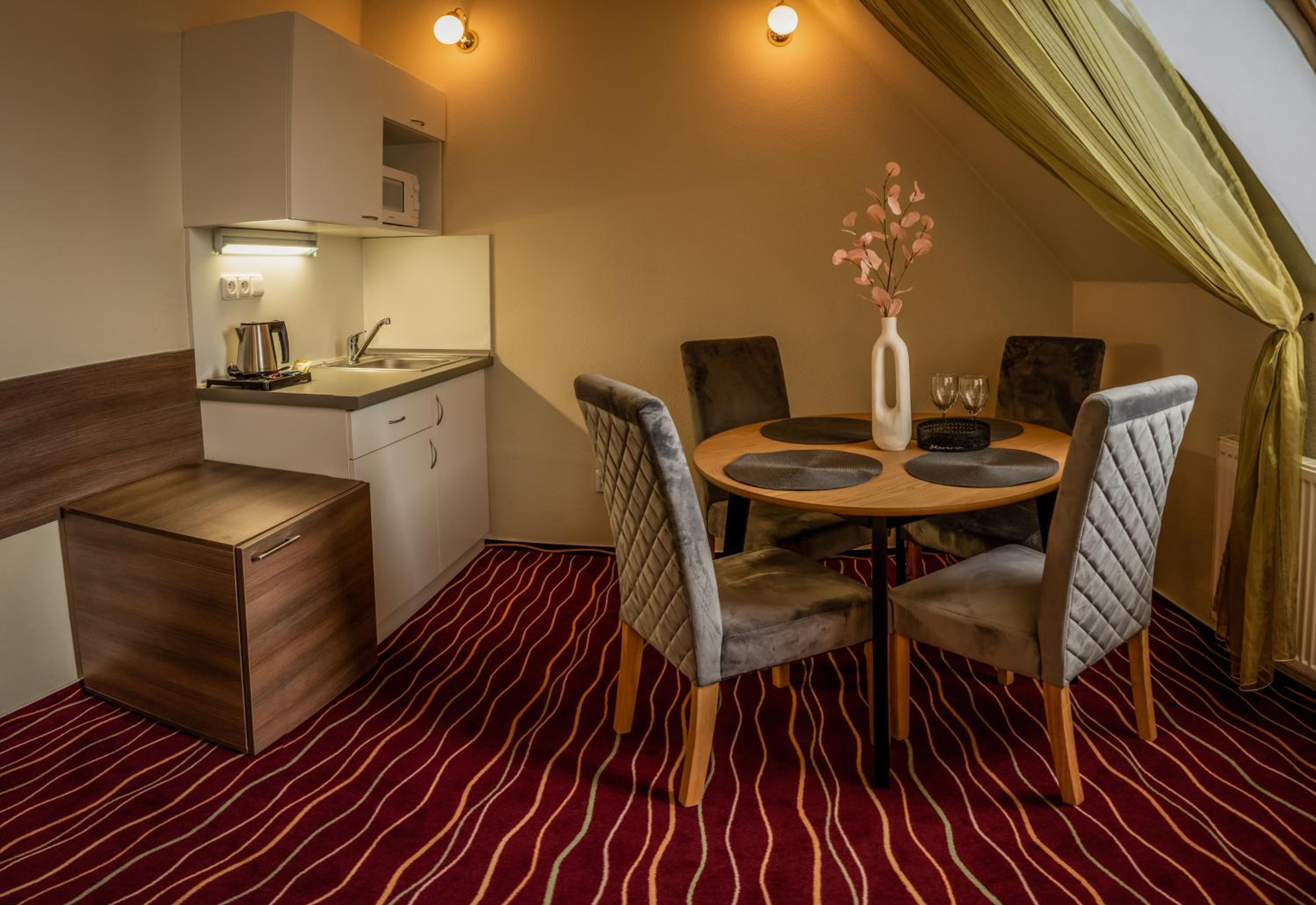 Suite with Spa Bath - Photo 2