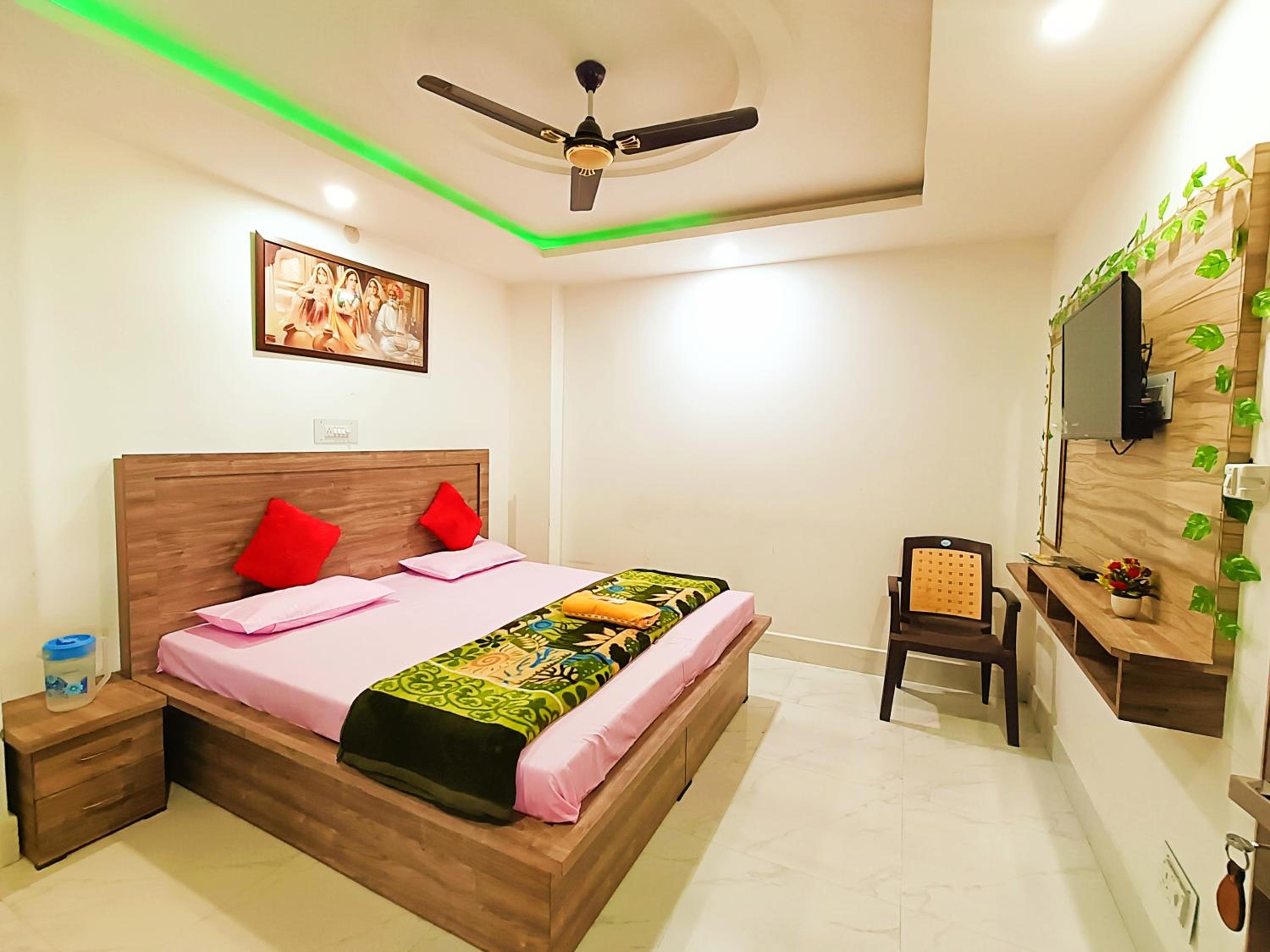 Deluxe Double Room (2 Adults + 1 Child)