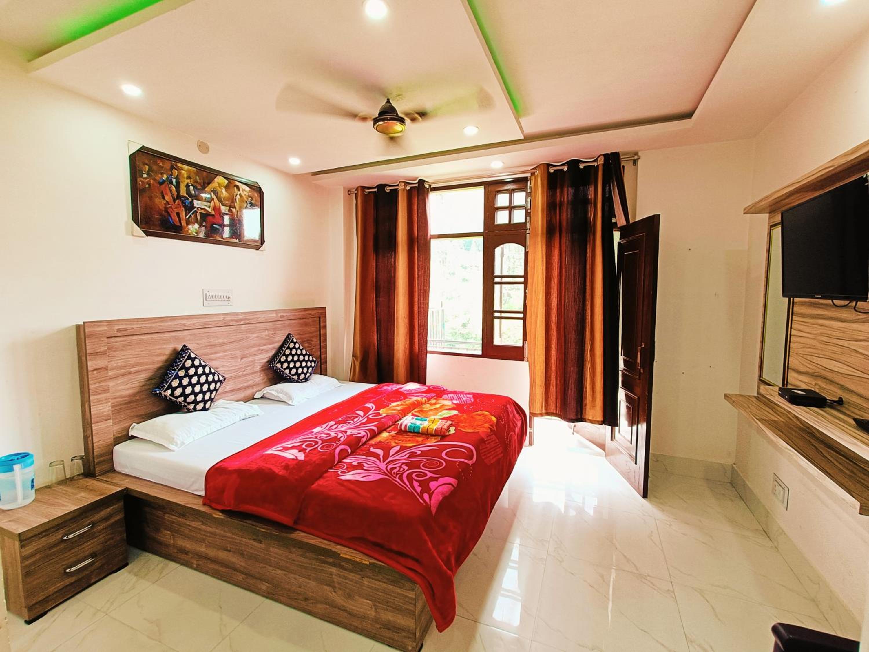 Deluxe Double Room (2 Adults + 1 Child) photo 2