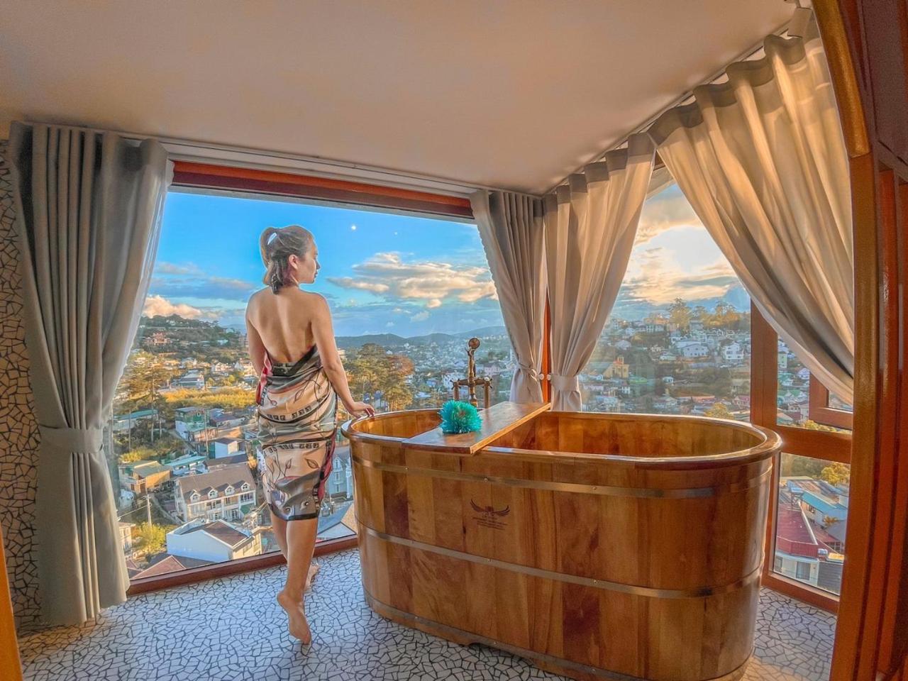 Deluxe Double Room with Bath - Photo 12
