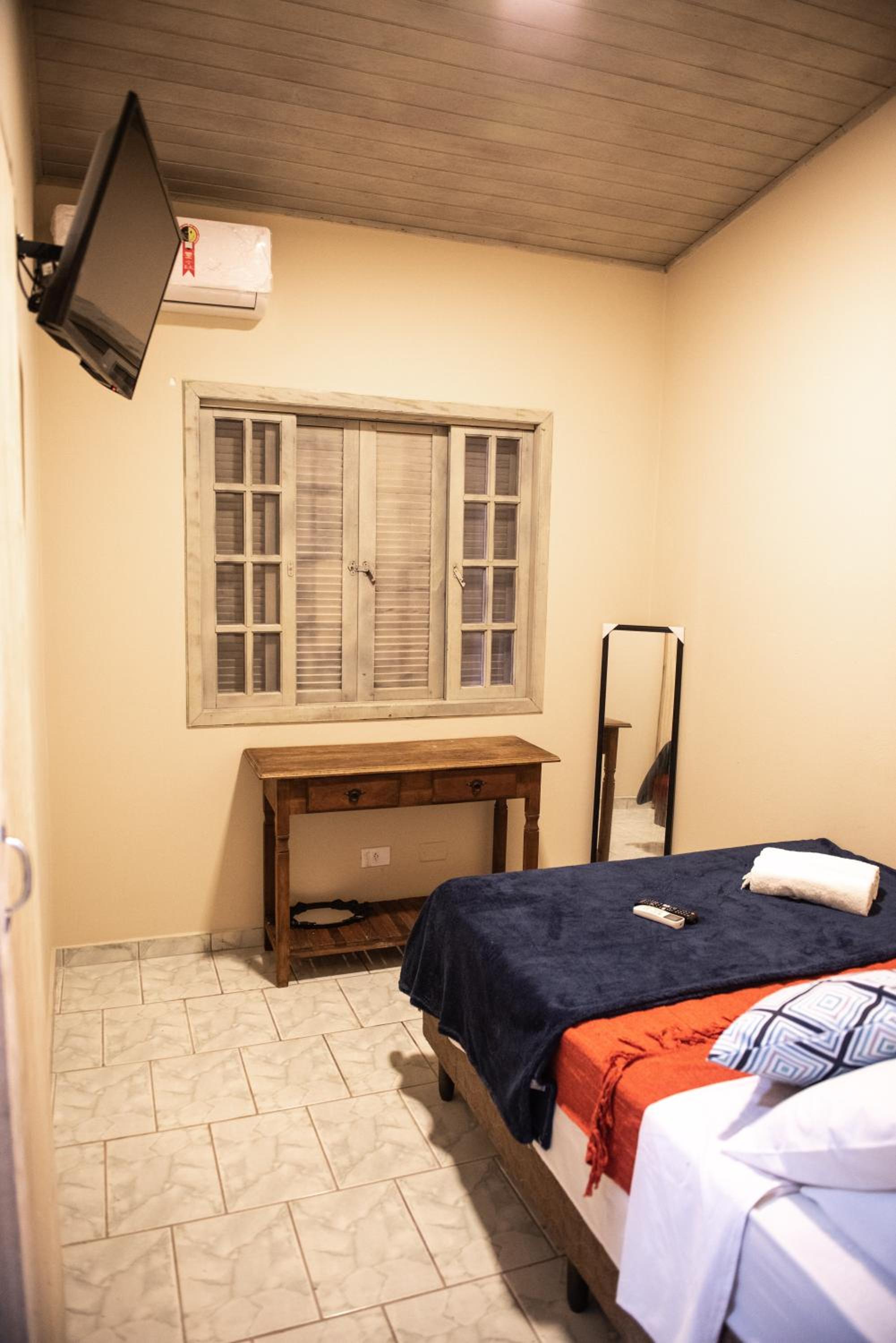 Budget Double Room - Photo 19