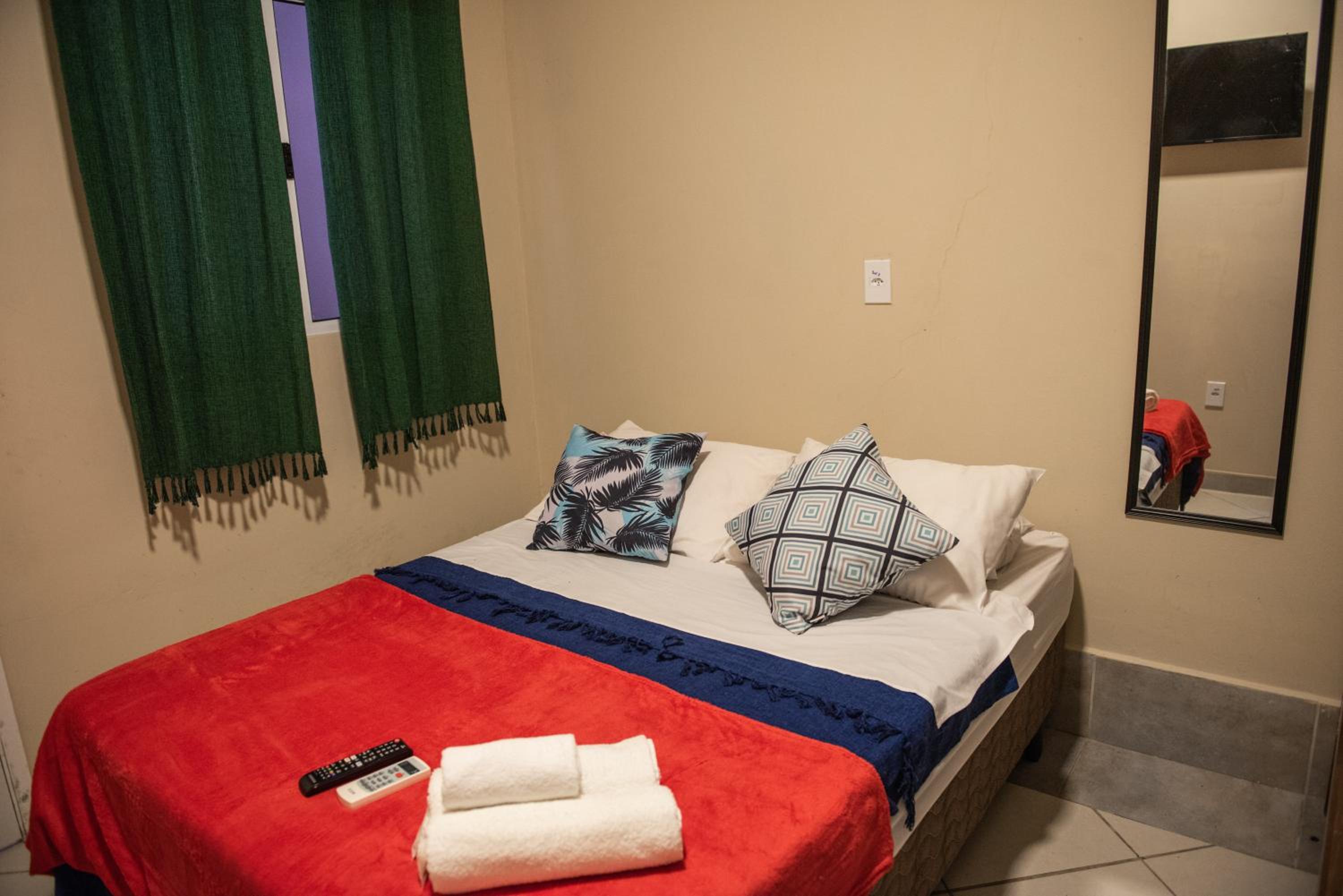 Budget Double Room - Photo 7
