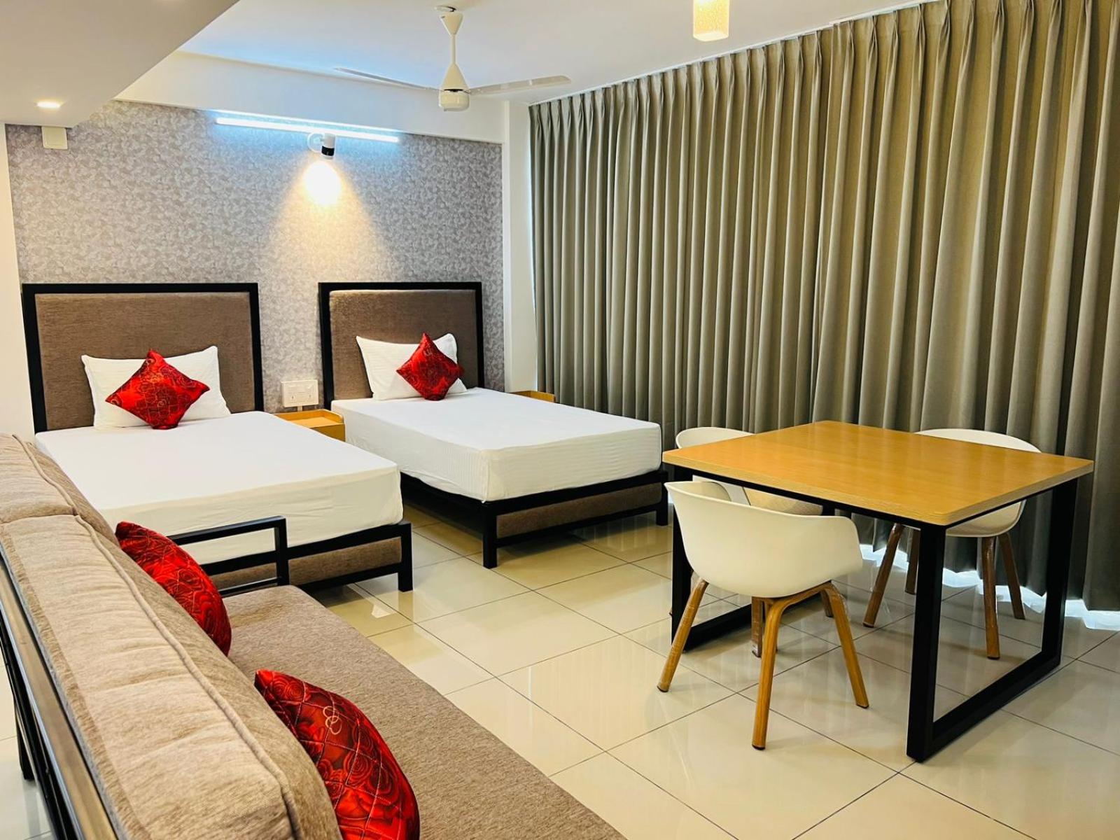 Quadruple Room with Balcony - Photo 15