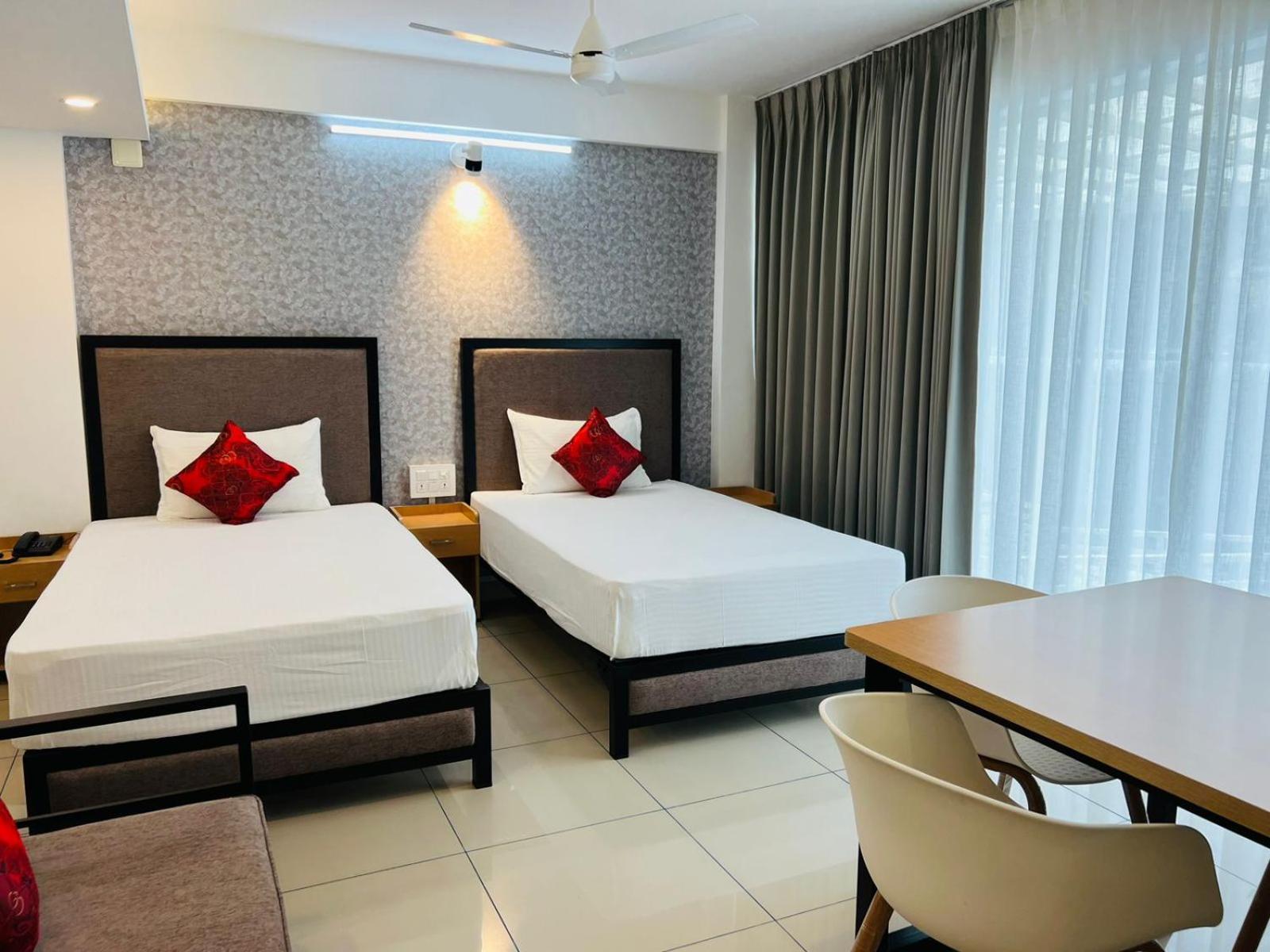 Quadruple Room with Balcony - Photo 14