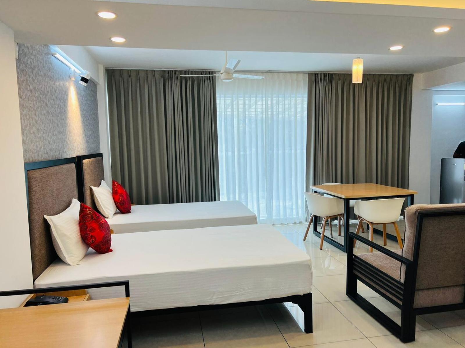 Quadruple Room with Balcony - Photo 13