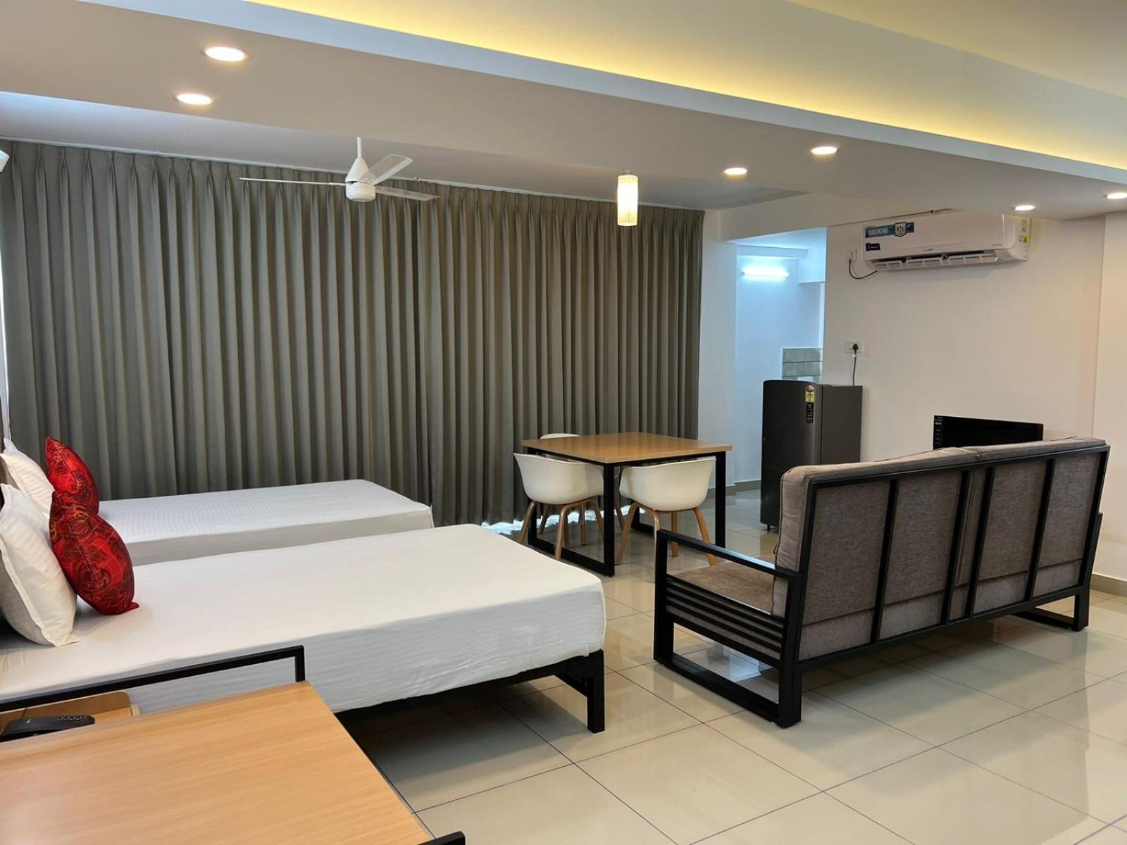 Quadruple Room with Balcony - Photo 12