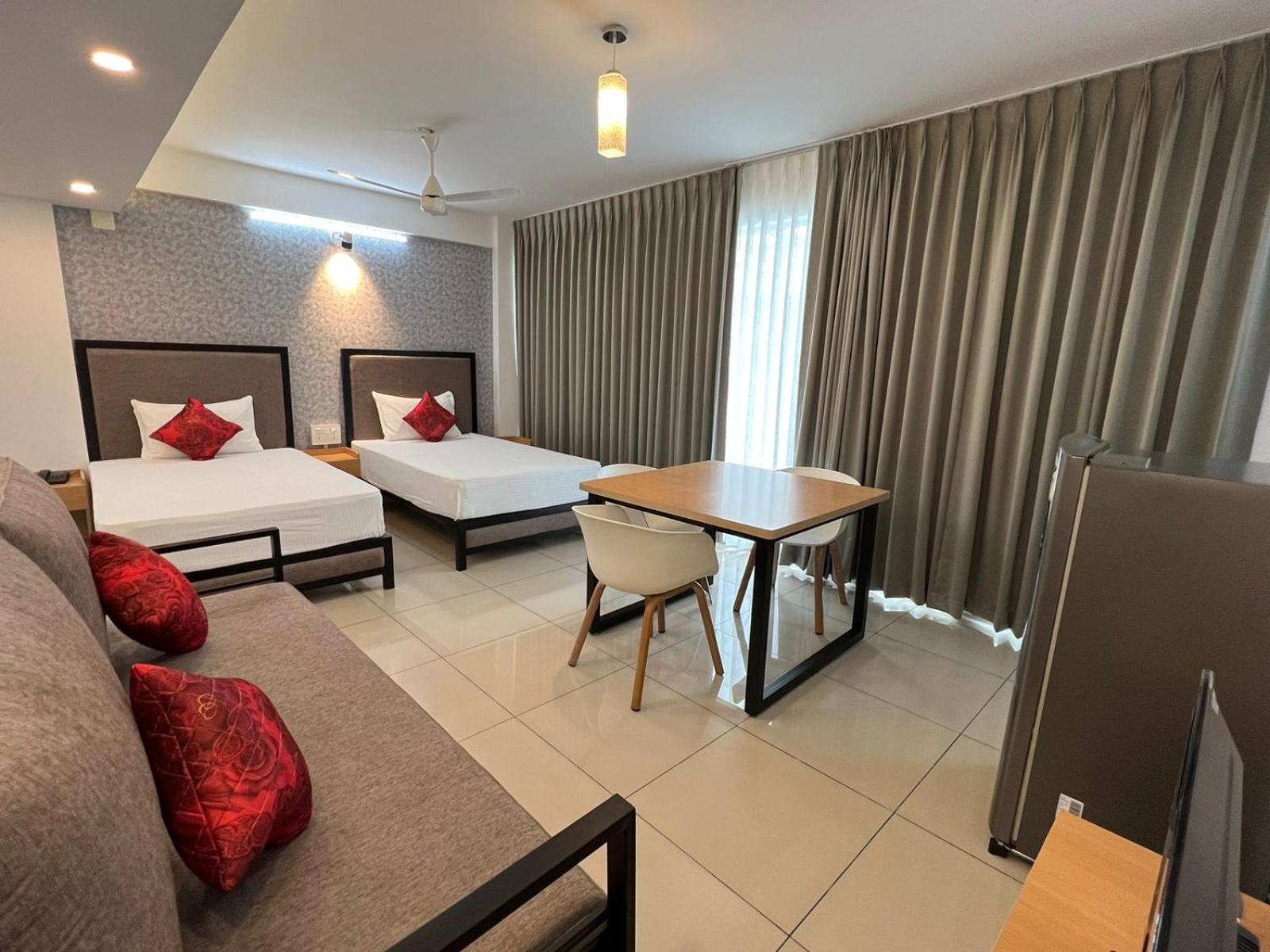 Quadruple Room with Balcony - Photo 11