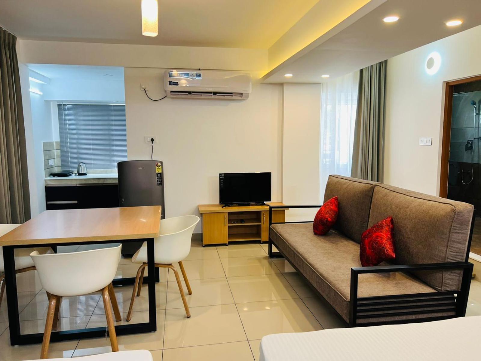 Quadruple Room with Balcony - Photo 10