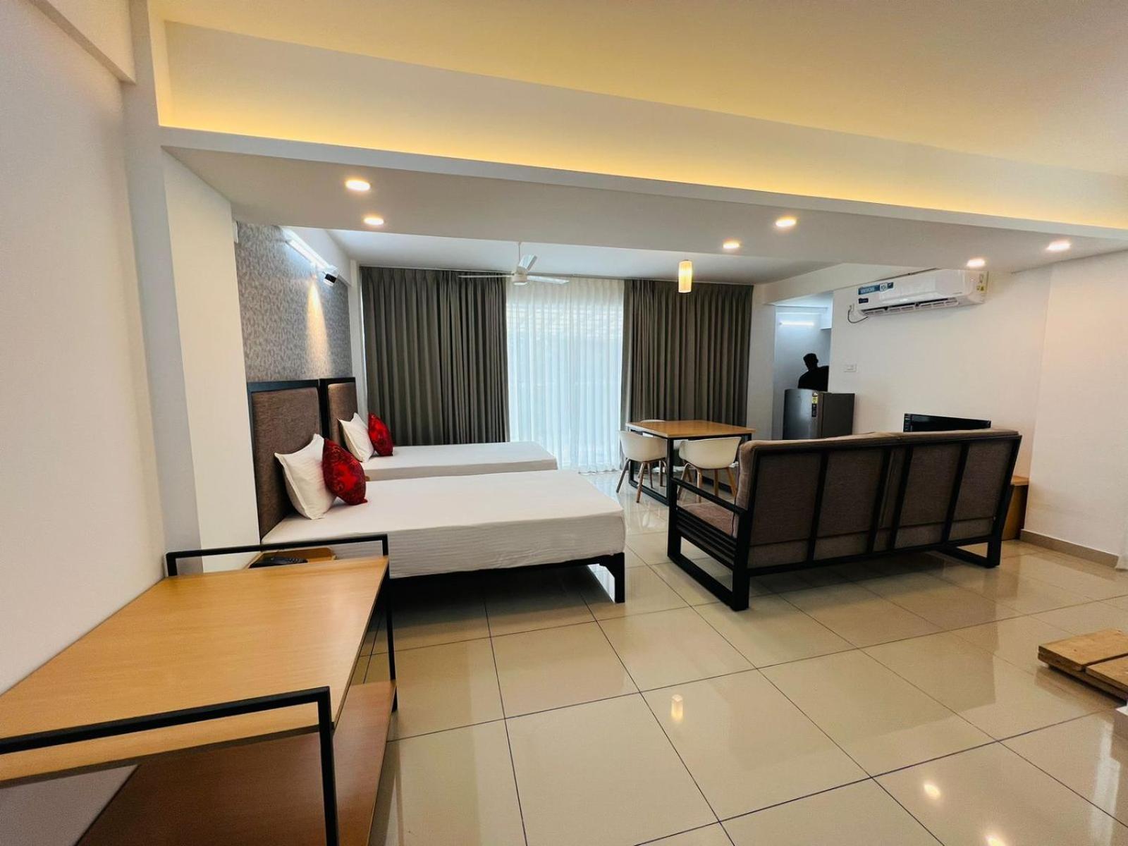 Quadruple Room with Balcony - Photo 8