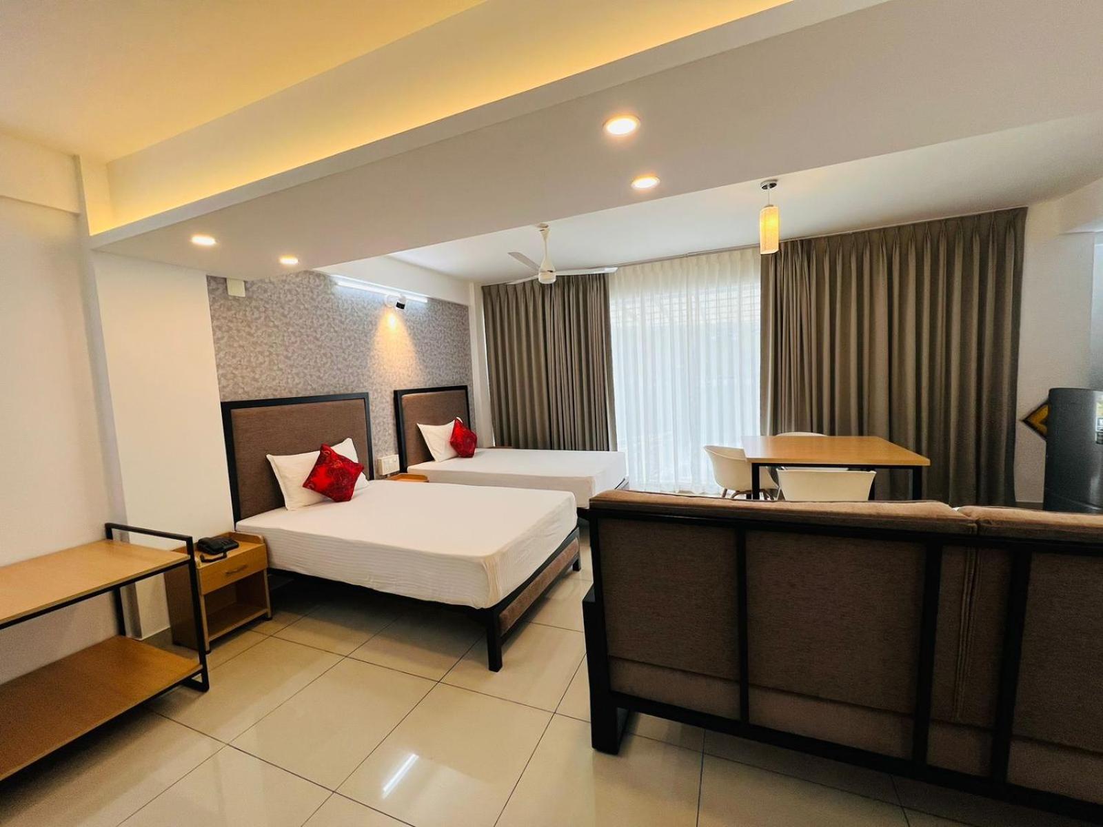 Quadruple Room with Balcony - Photo 7