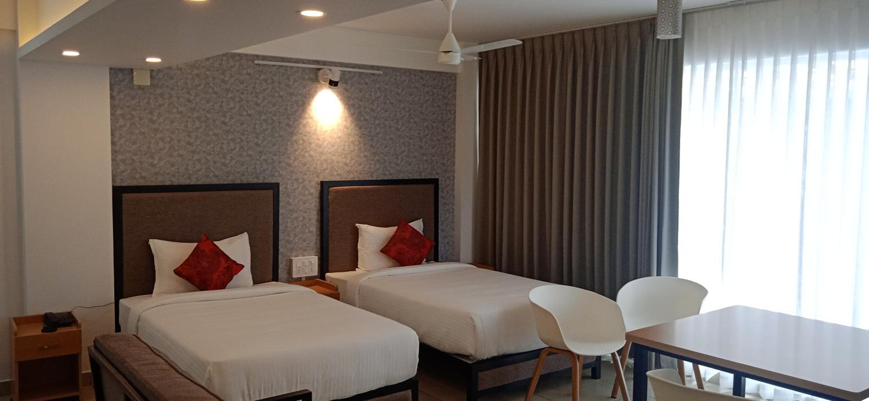 Quadruple Room with Balcony - Photo 4