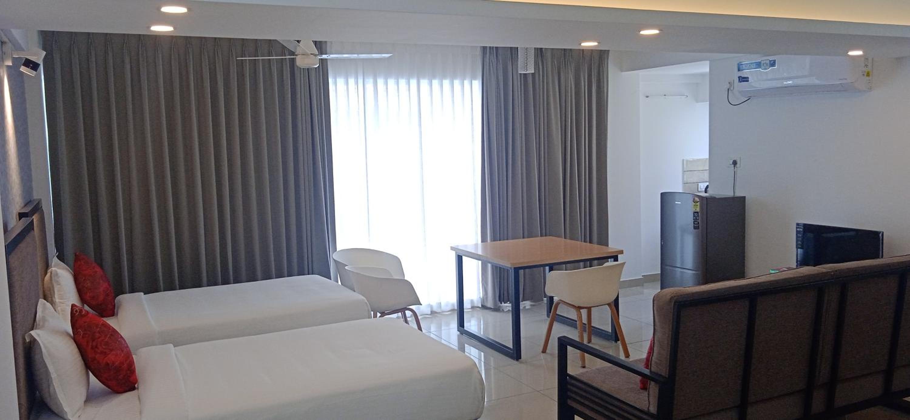 Quadruple Room with Balcony - Photo 3