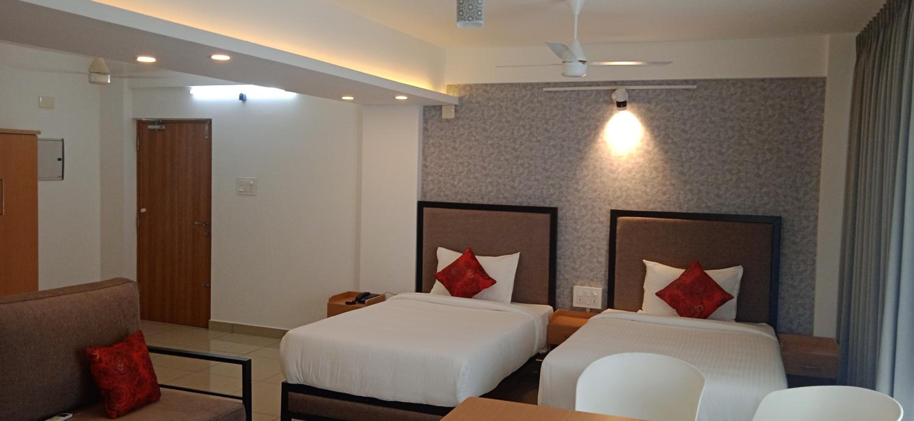 Quadruple Room with Balcony - Photo 2