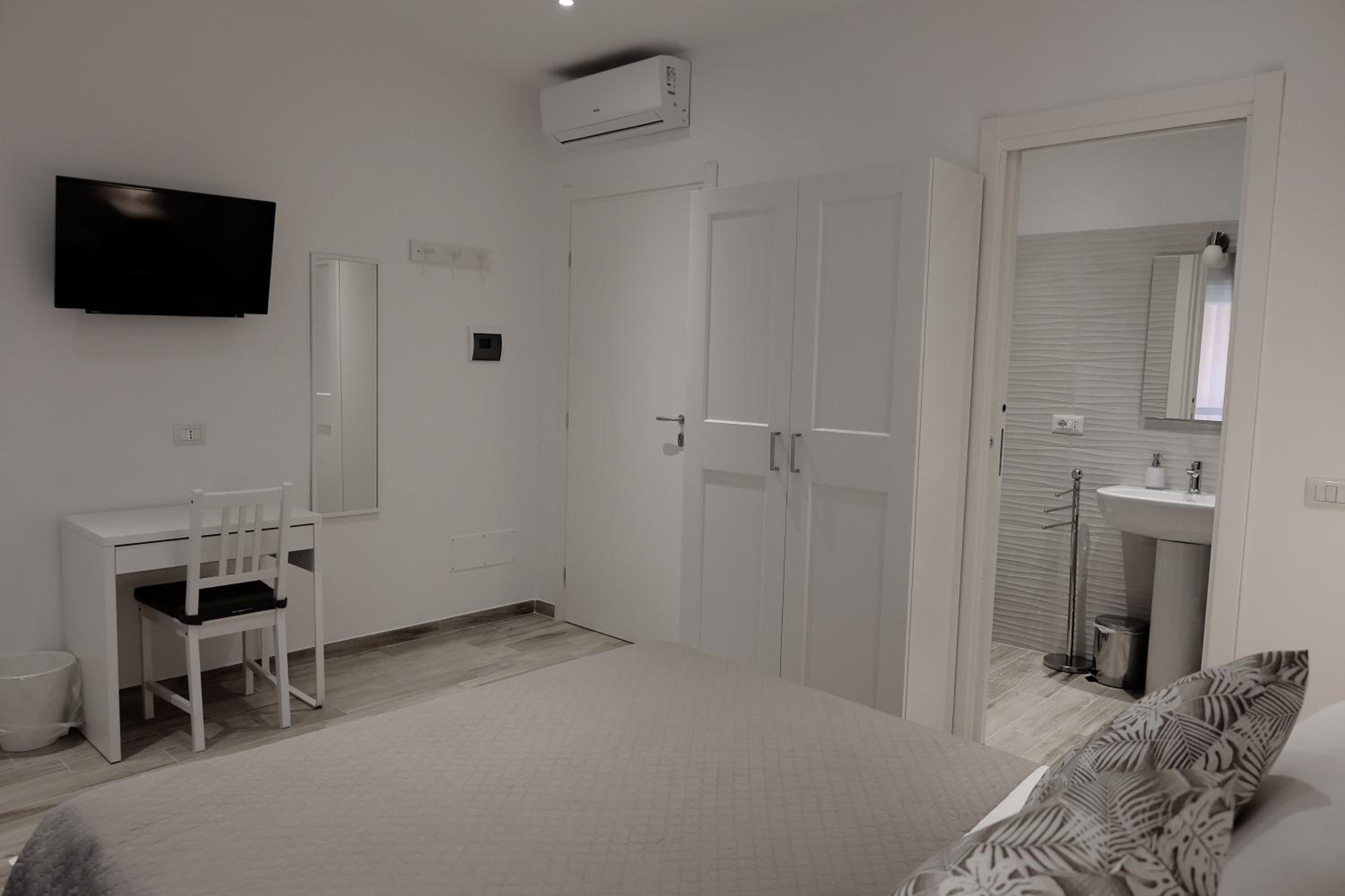 Double Room with Private Bathroom photo 2