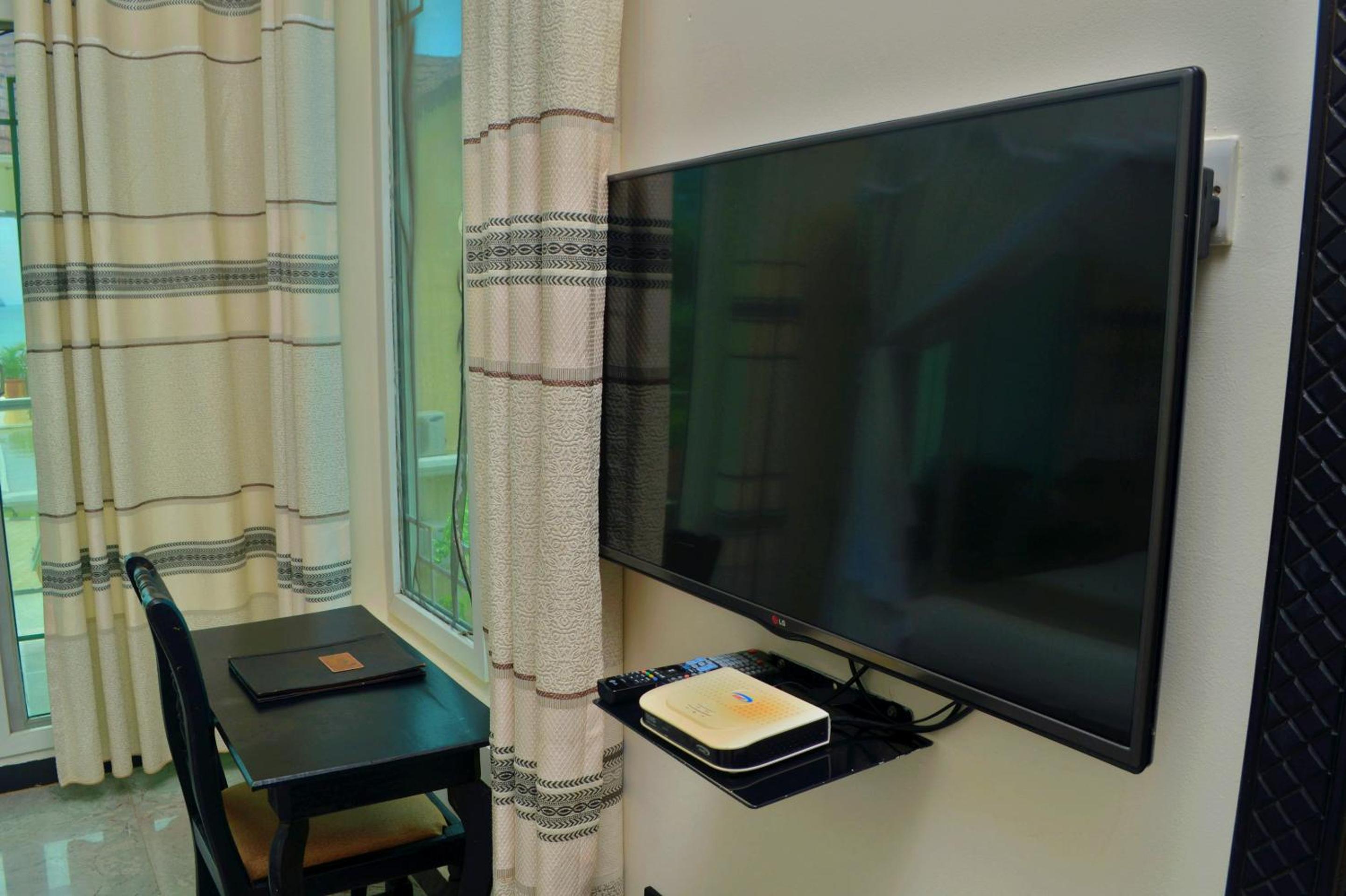 Deluxe Double Room with Side Sea View - Photo 4