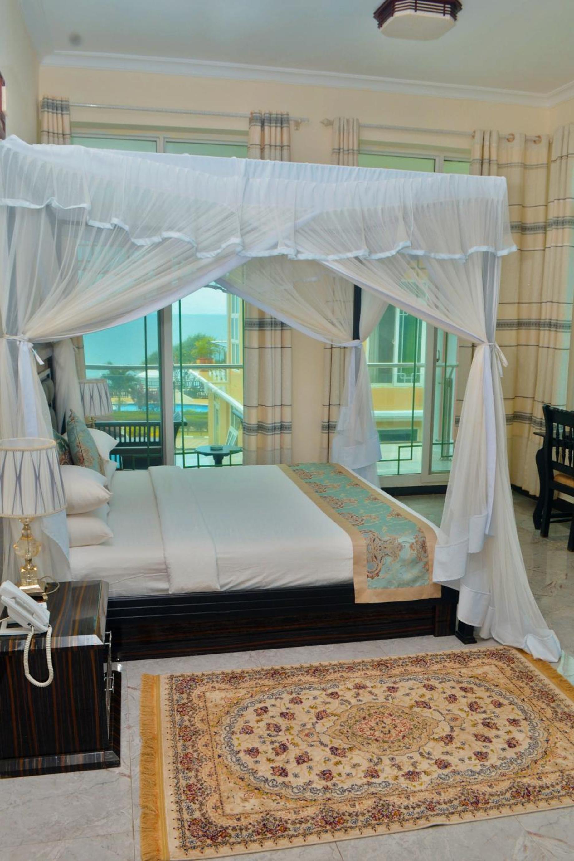 Three-Bedroom Villa - Photo 4