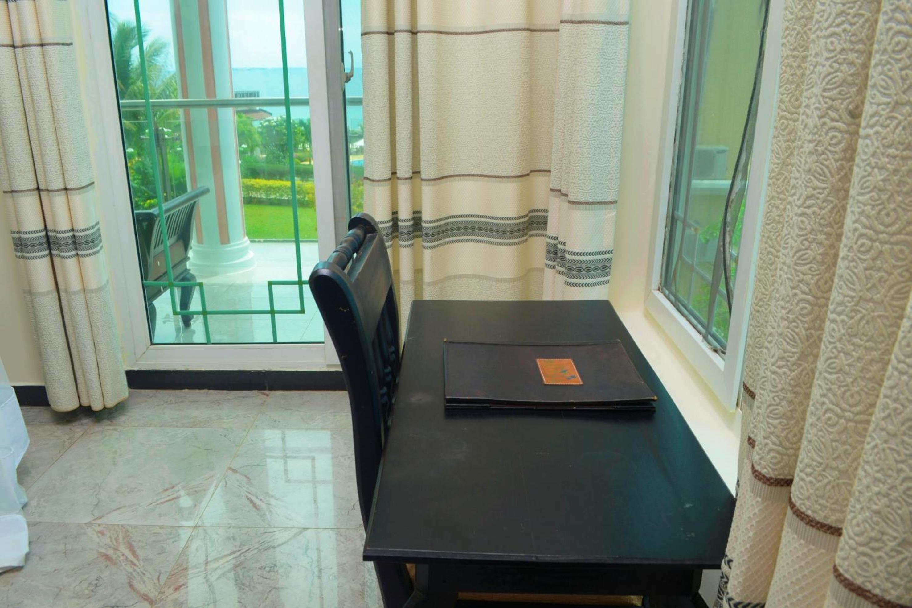 Deluxe Double Room with Side Sea View - Photo 3