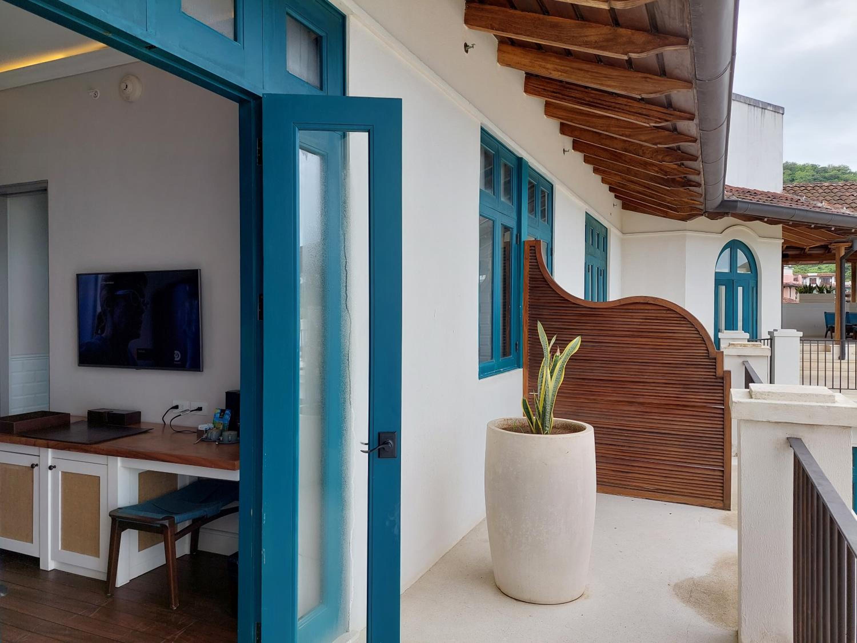 Deluxe Double Room with Balcony and Sea View photo 2