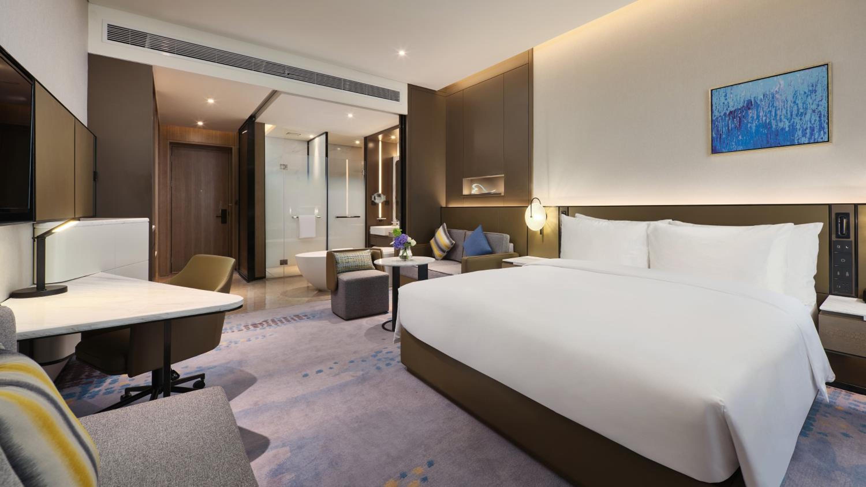 Standard King Room with Lake View - Photo 4