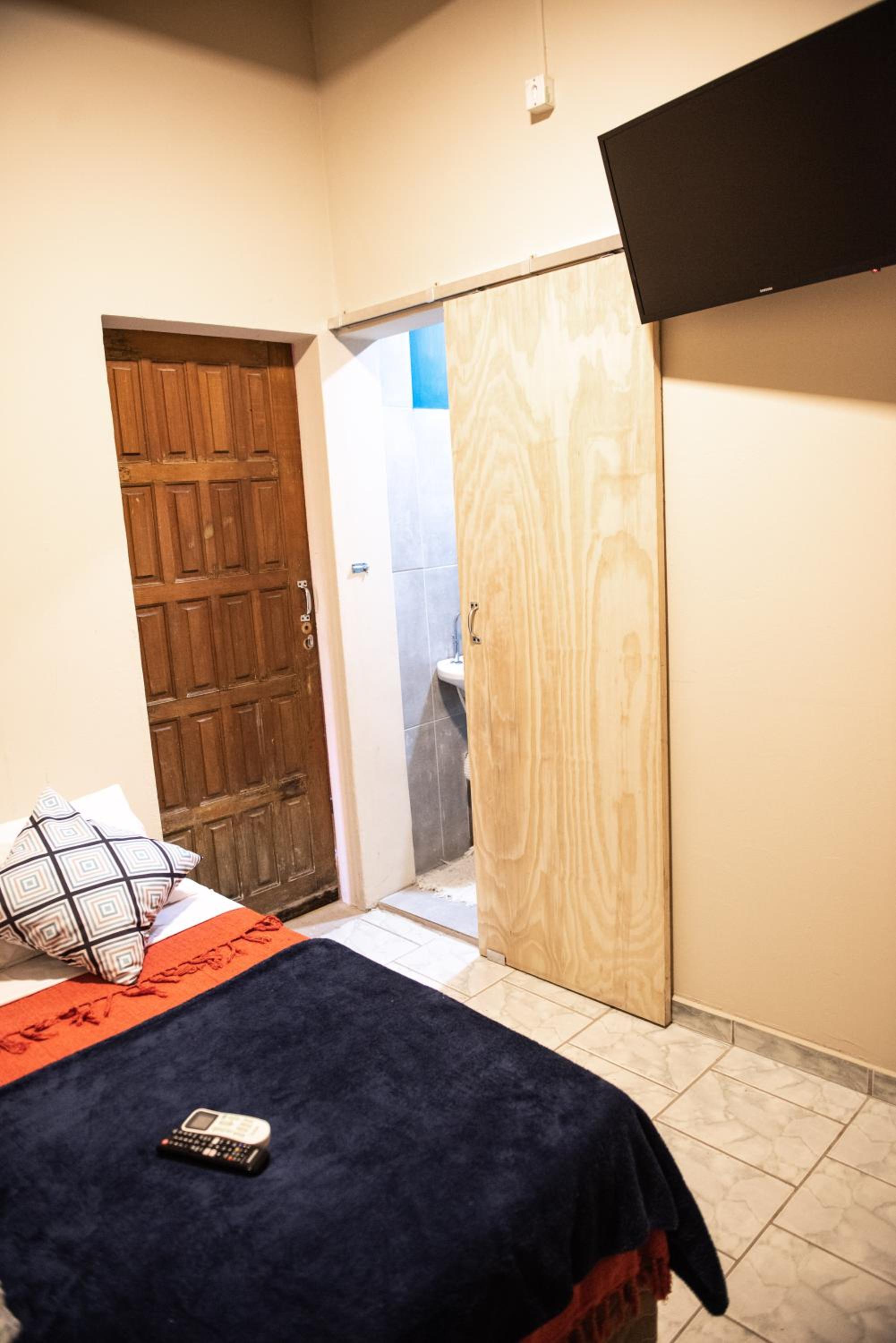 Budget Double Room - Photo 21