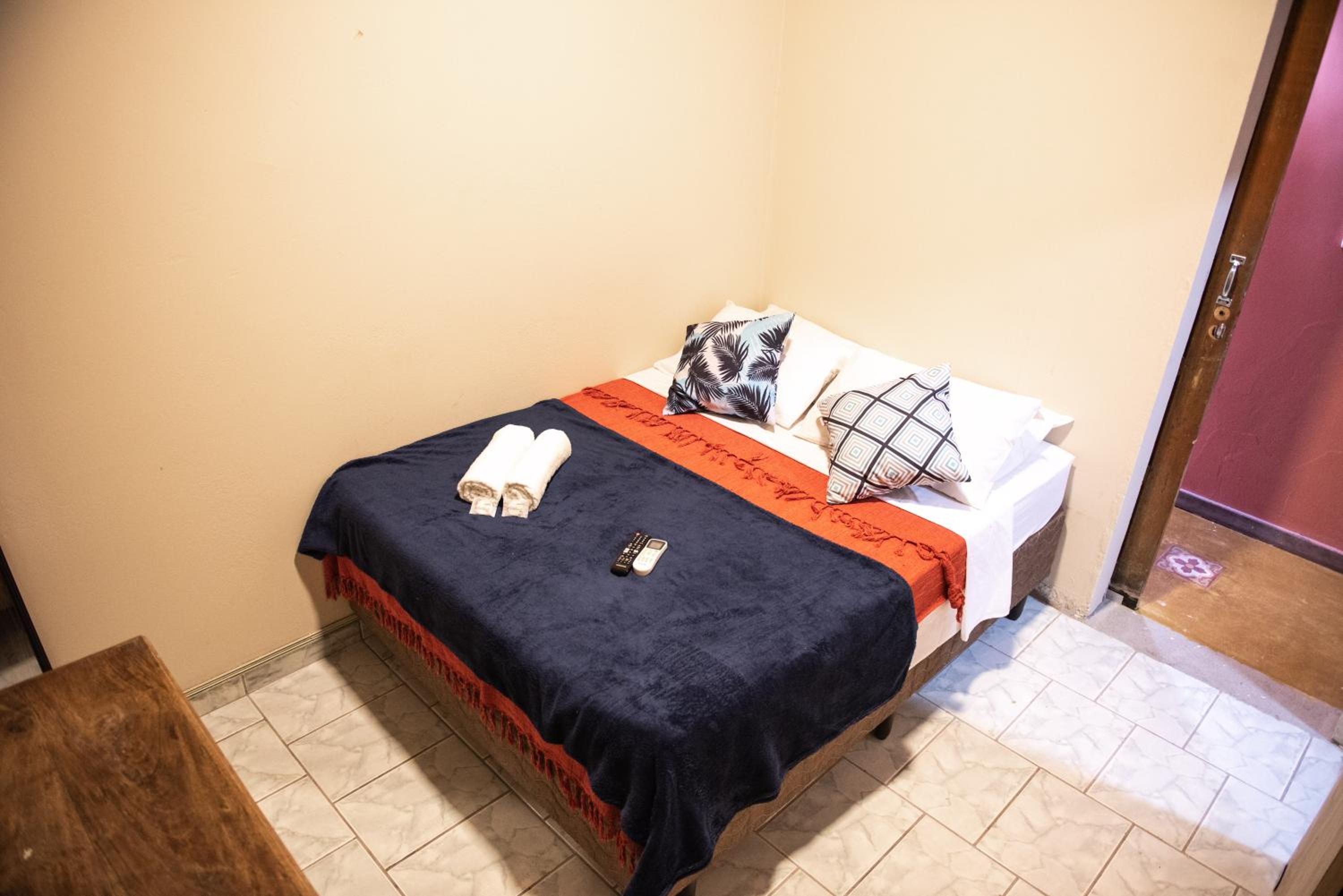 Budget Double Room - Photo 23