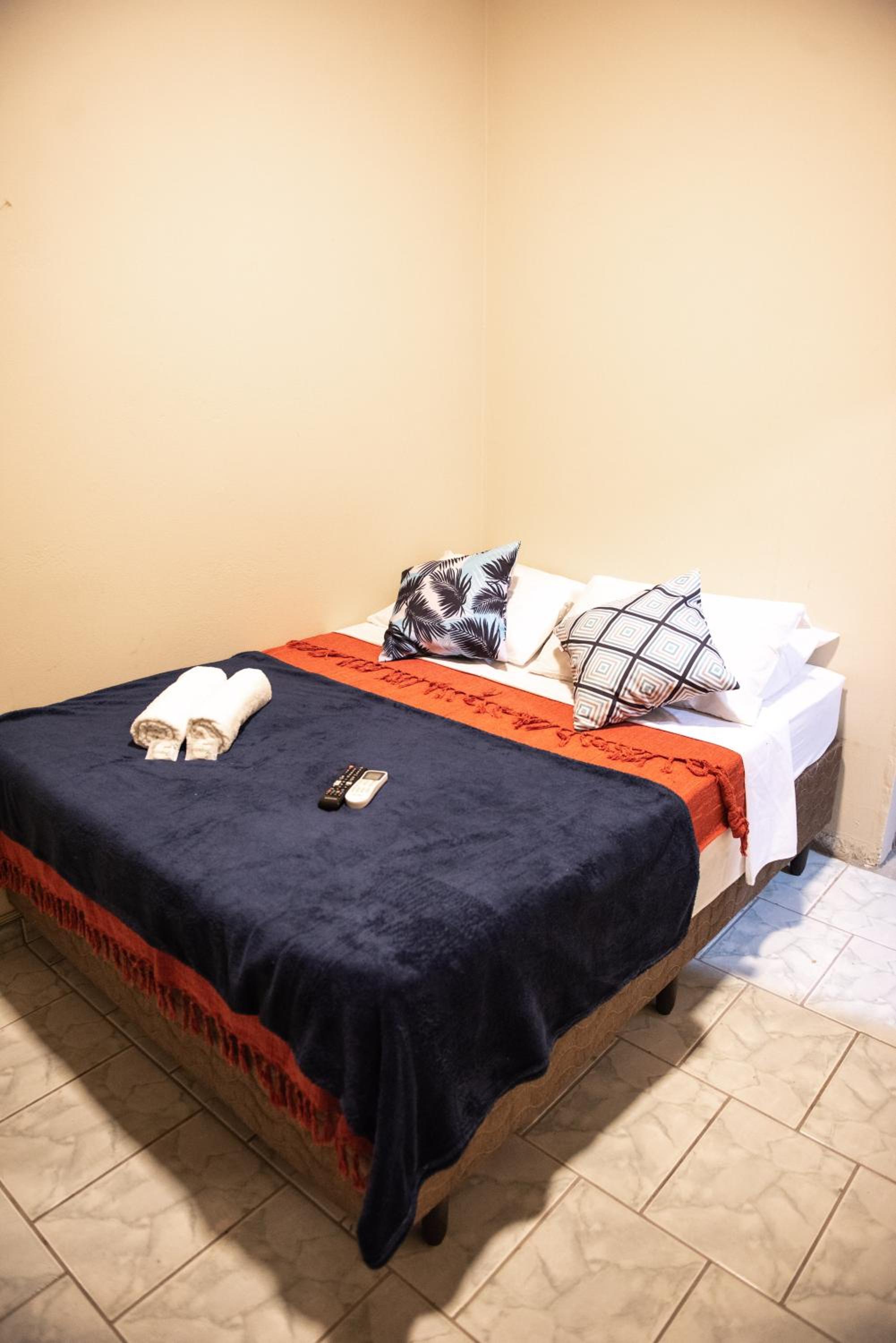 Budget Double Room - Photo 24