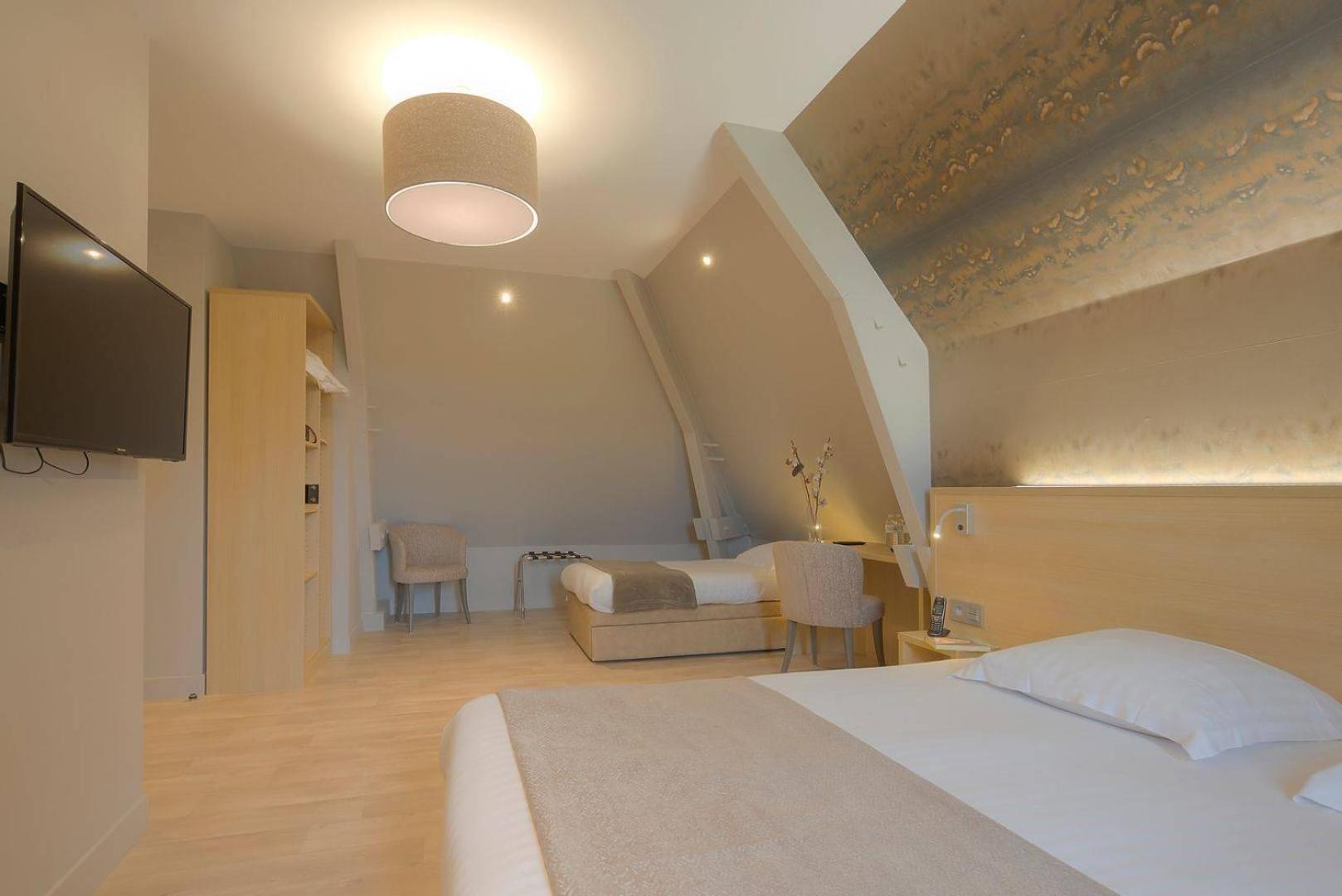 Contemporary Premium Triple Room - Photo 4