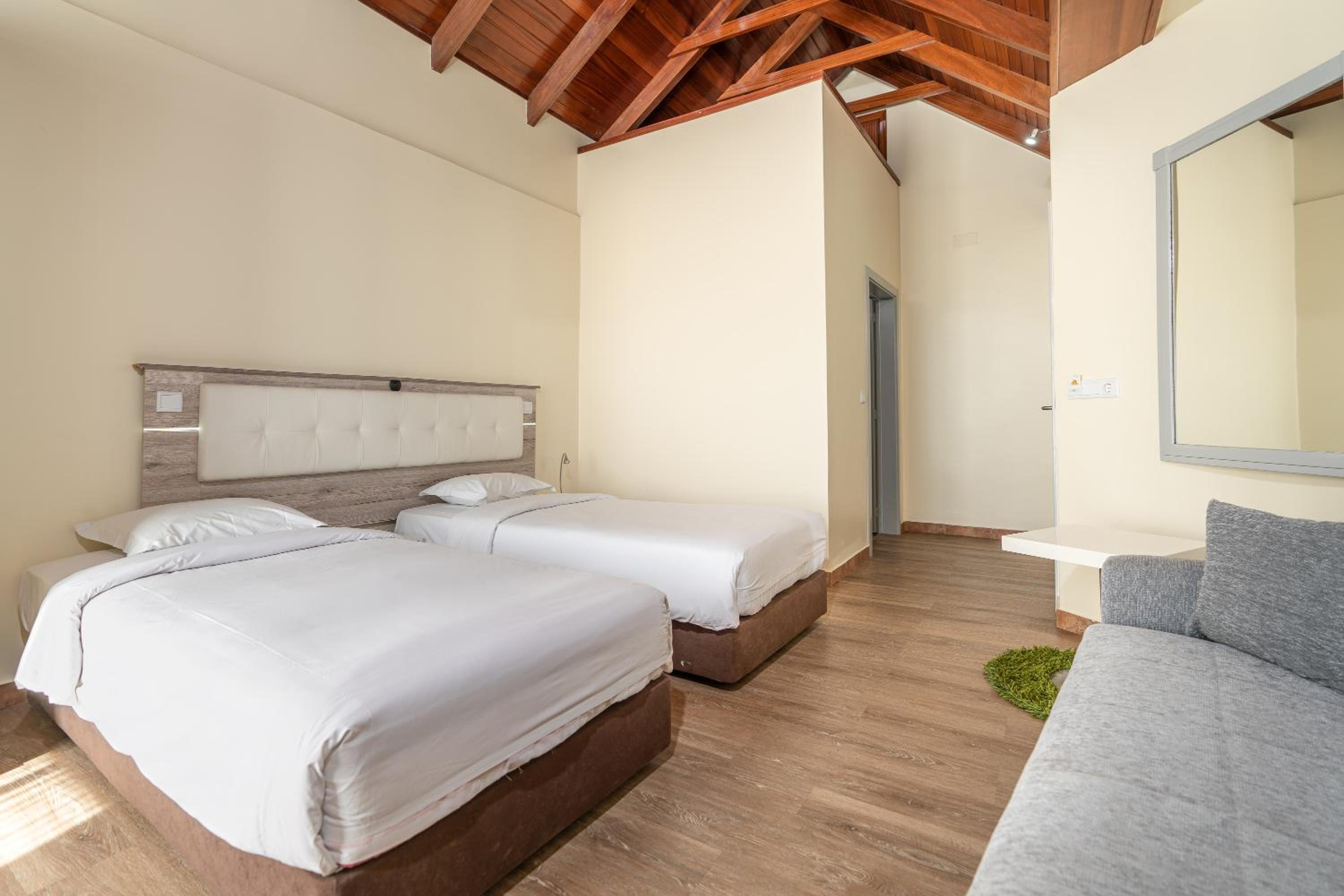 Double or Twin Room with Partial Sea View photo 2