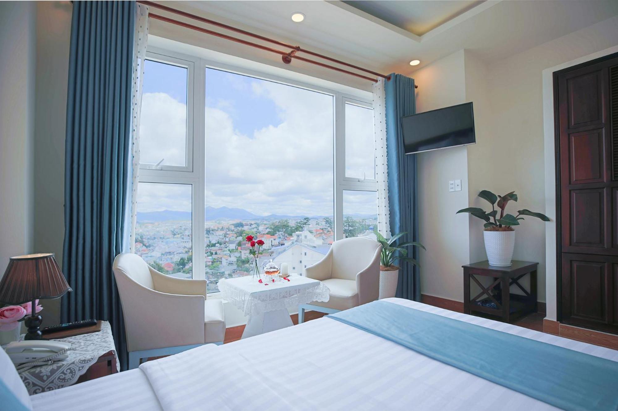 King Room with Mountain View photo 2
