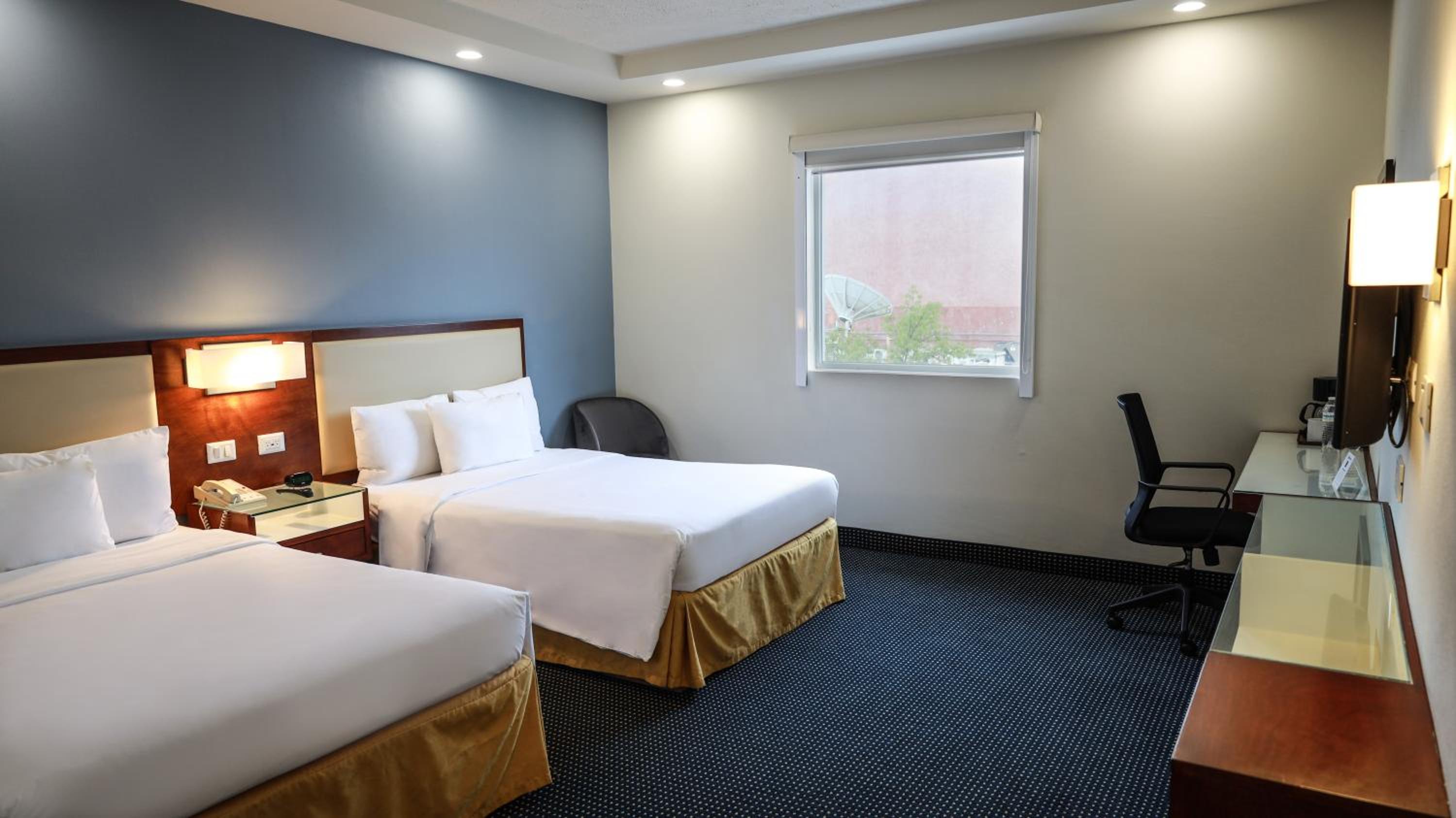 Double Room with Two Double Beds - Non-Smoking - Photo 3