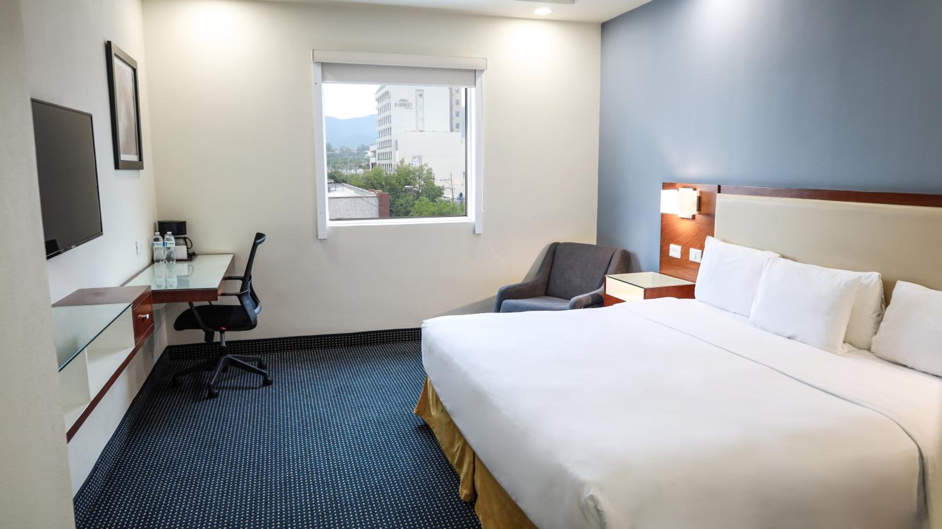 King Room - Non-Smoking - Photo 6