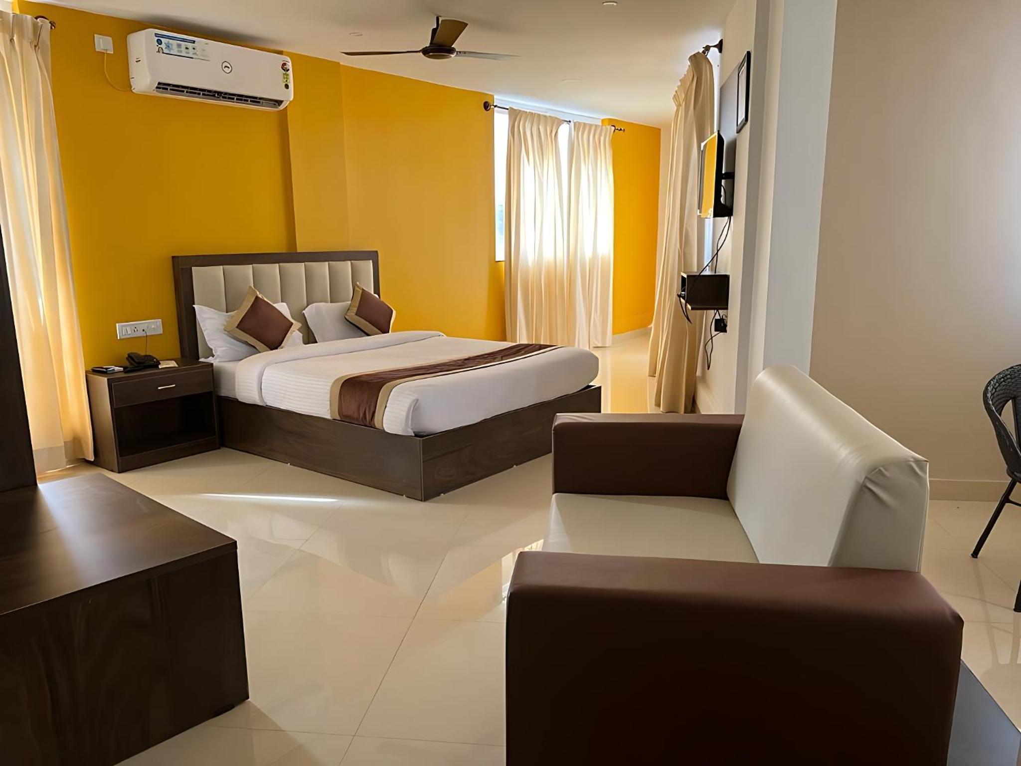 Suite - Photo 1