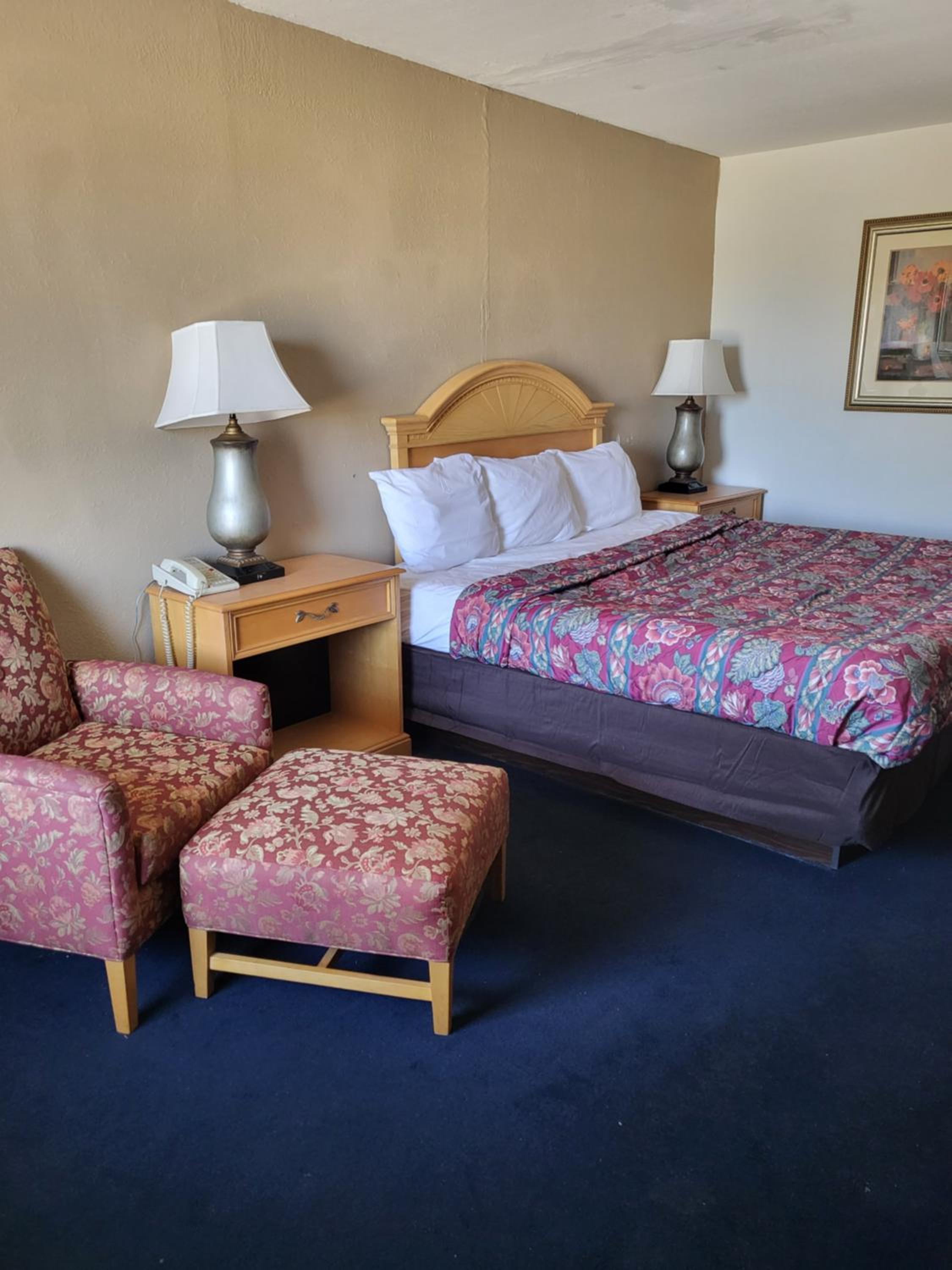 King Room - Non-Smoking - Photo 2