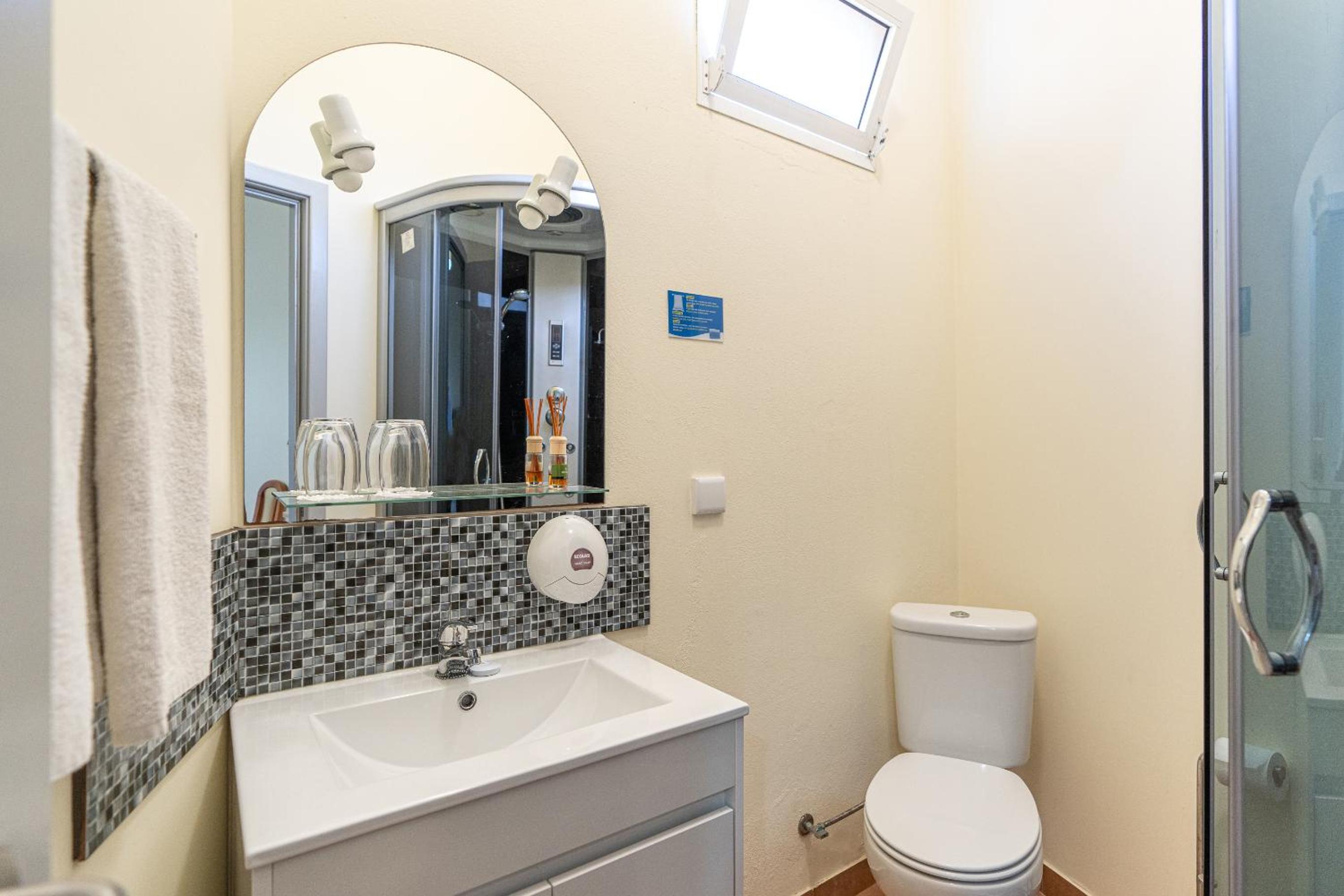 Budget Double Room photo 2