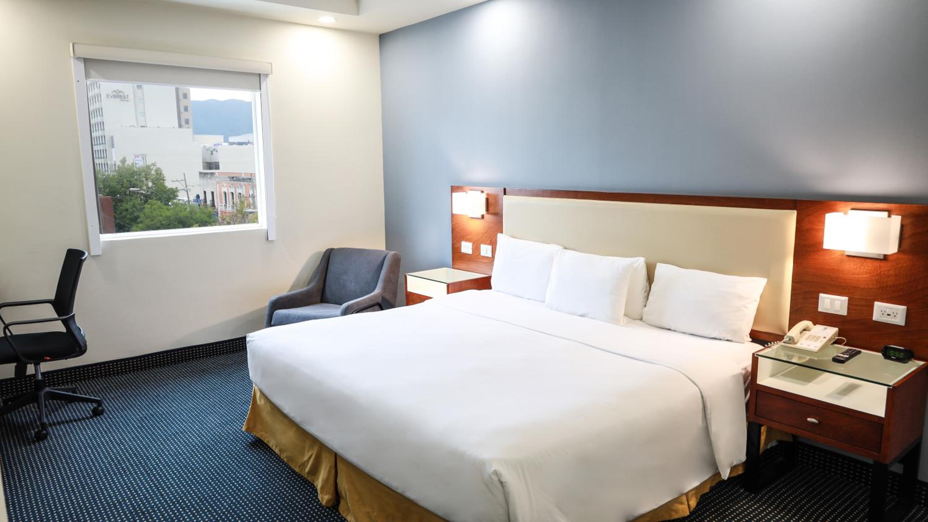 King Room - Non-Smoking - Photo 5
