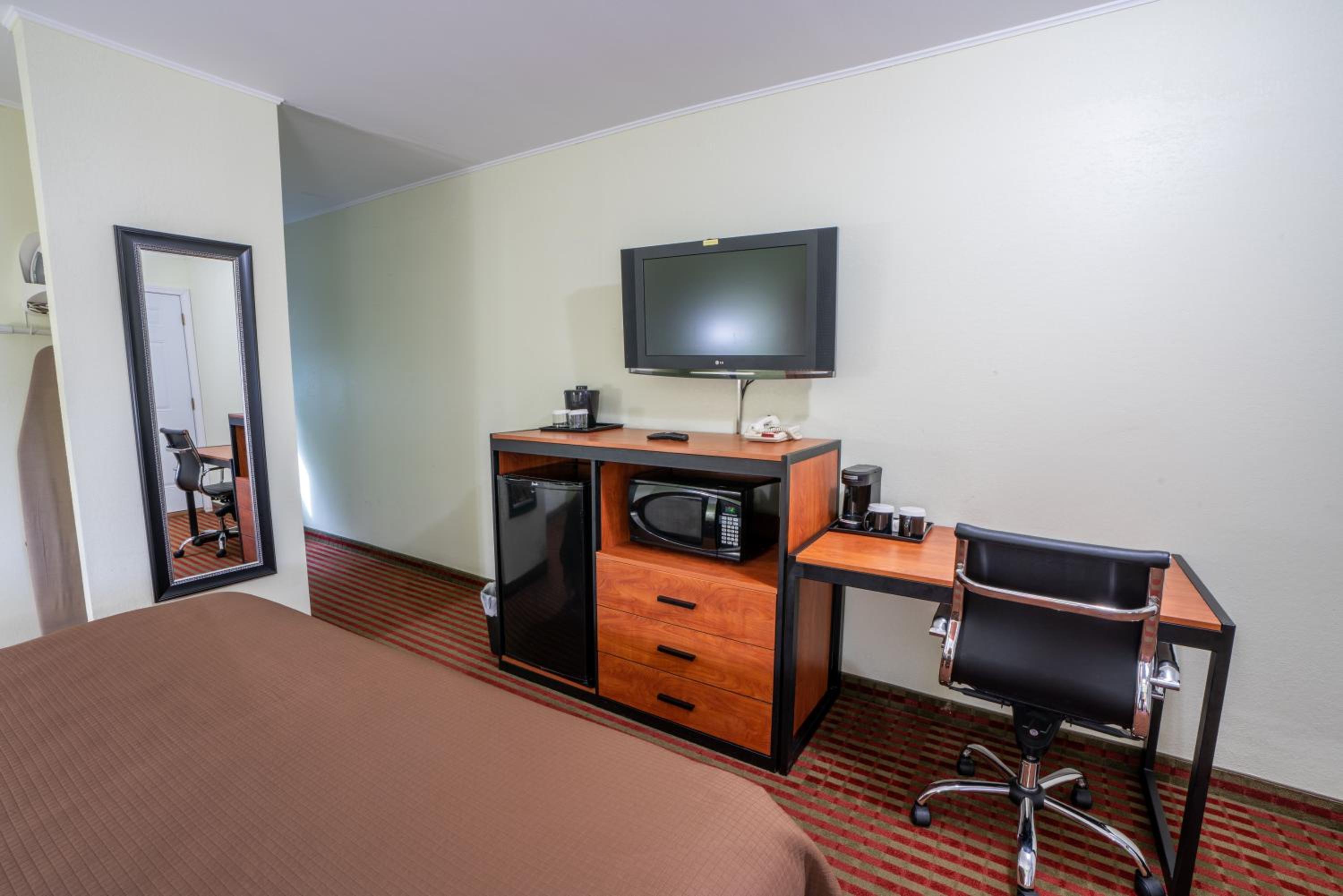 Queen Room with Two Queen Beds (Non-Smoking) - Photo 3
