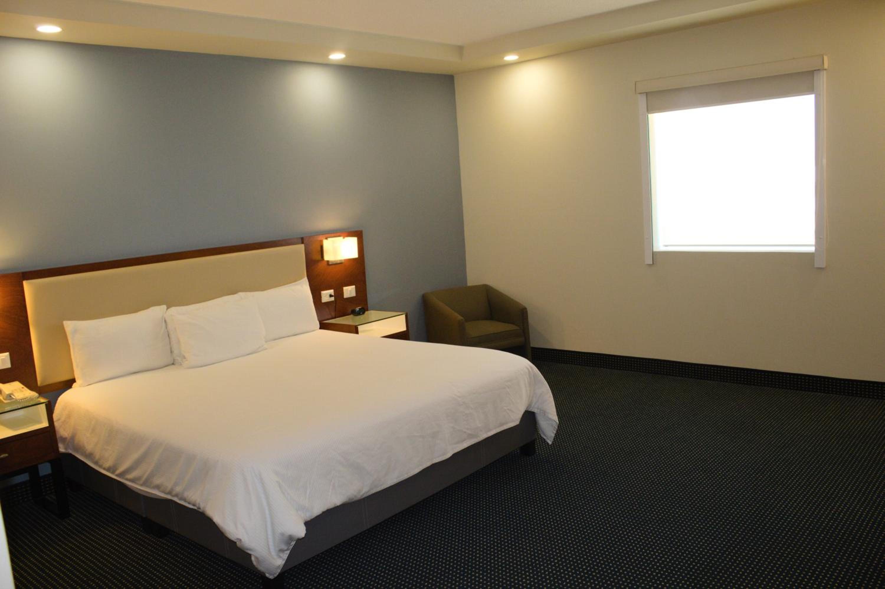 King Suite with Kitchenette - Non-Smoking - Photo 3