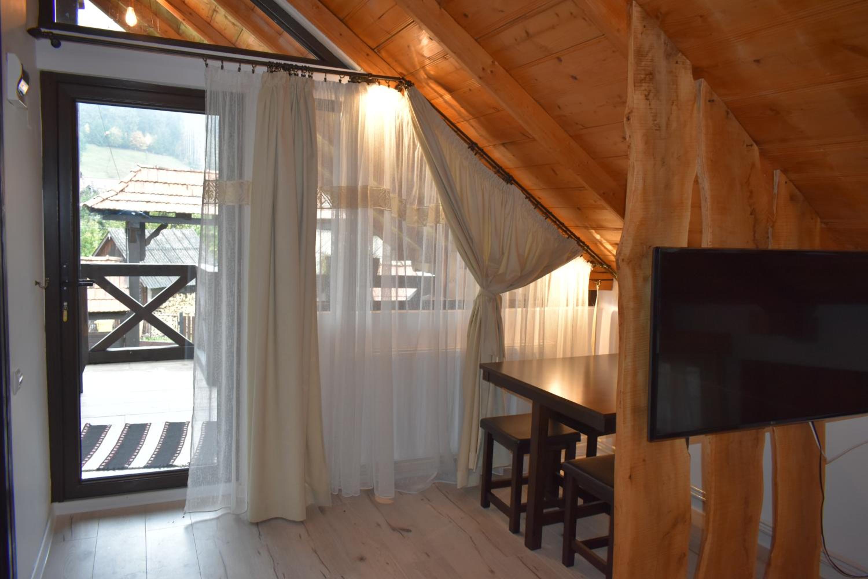 Five-Bedroom House photo 2