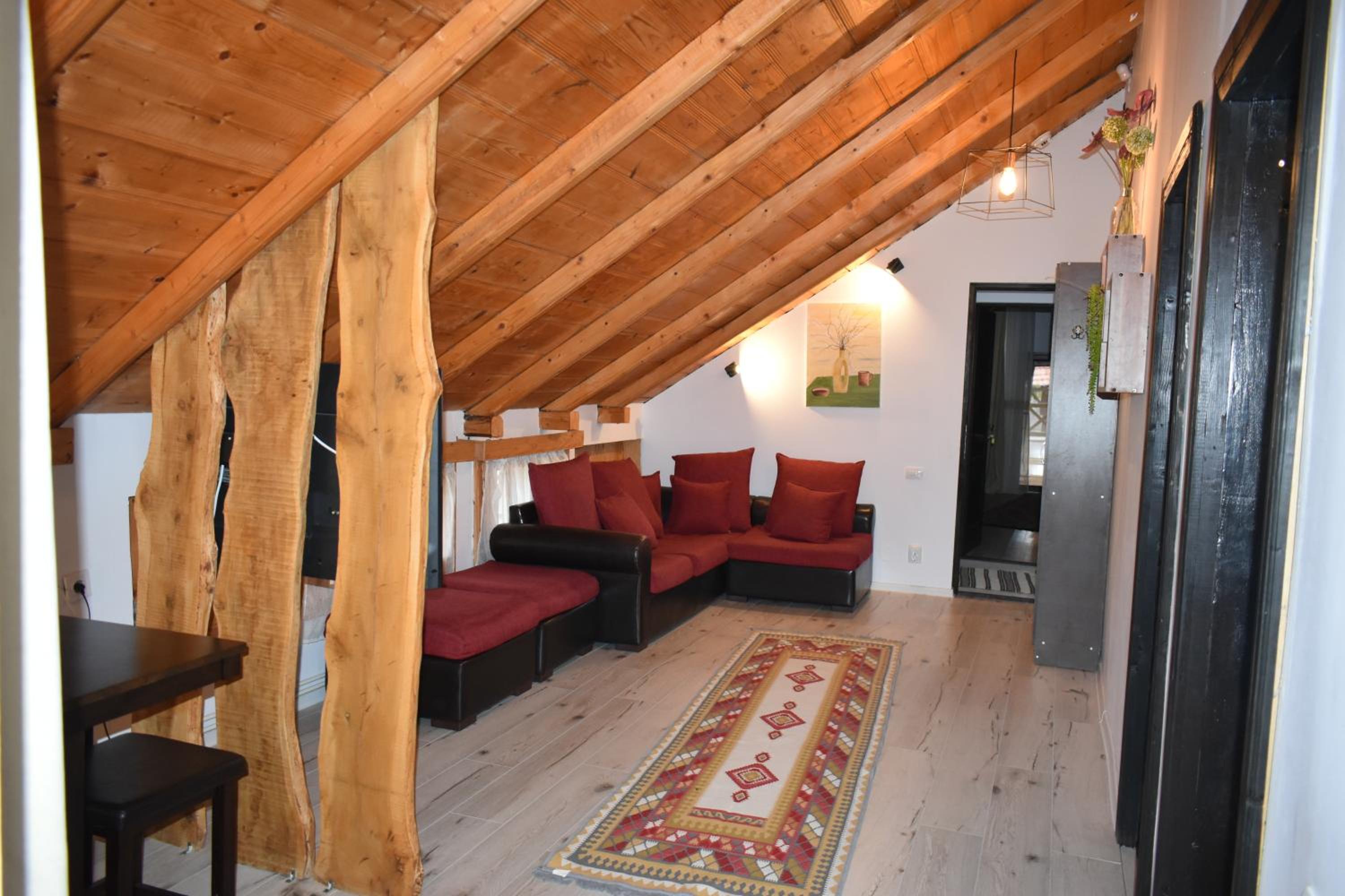Eight-Bedroom House photo 1