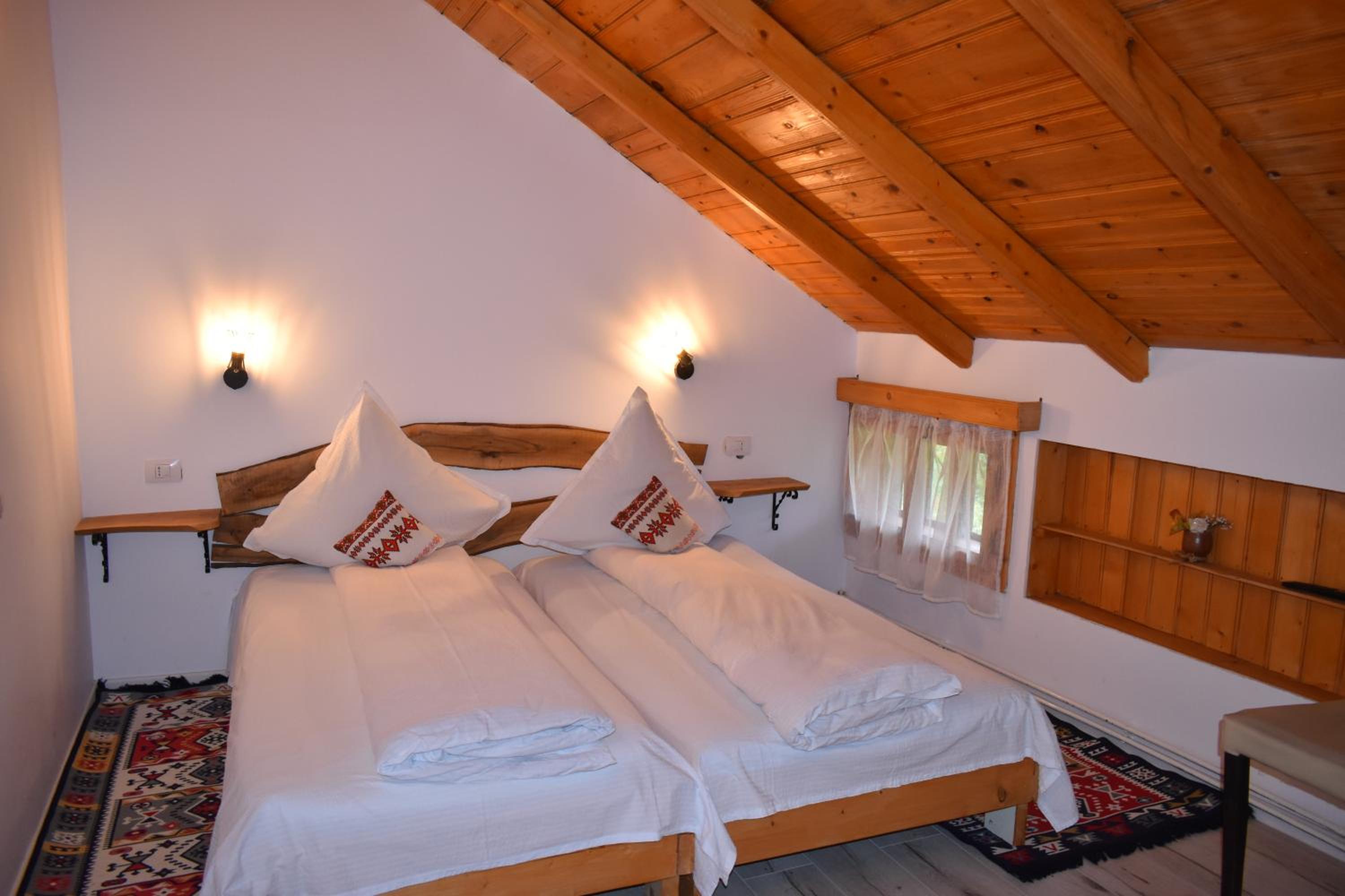 Eight-Bedroom House photo 2