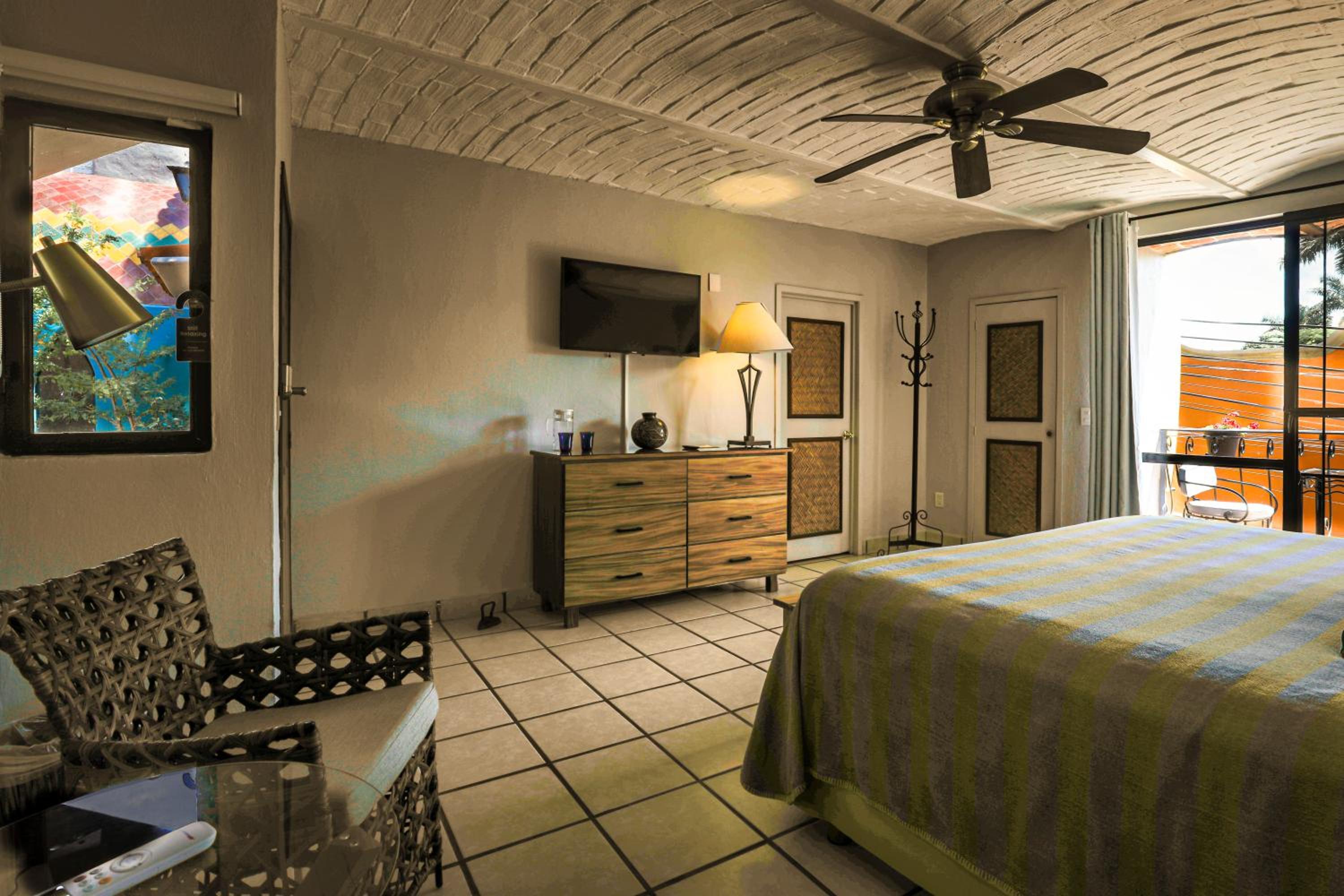 Deluxe King Room - Photo 11