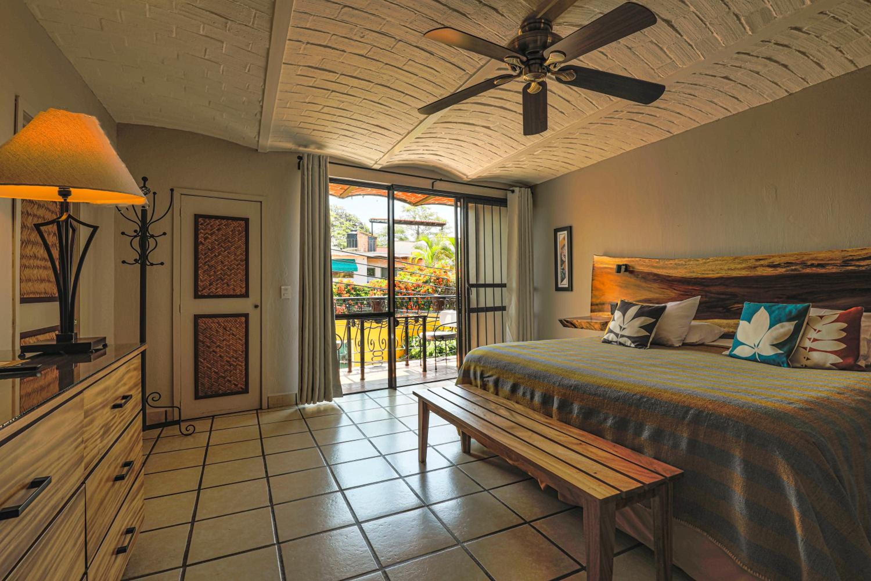 Deluxe King Room - Photo 14