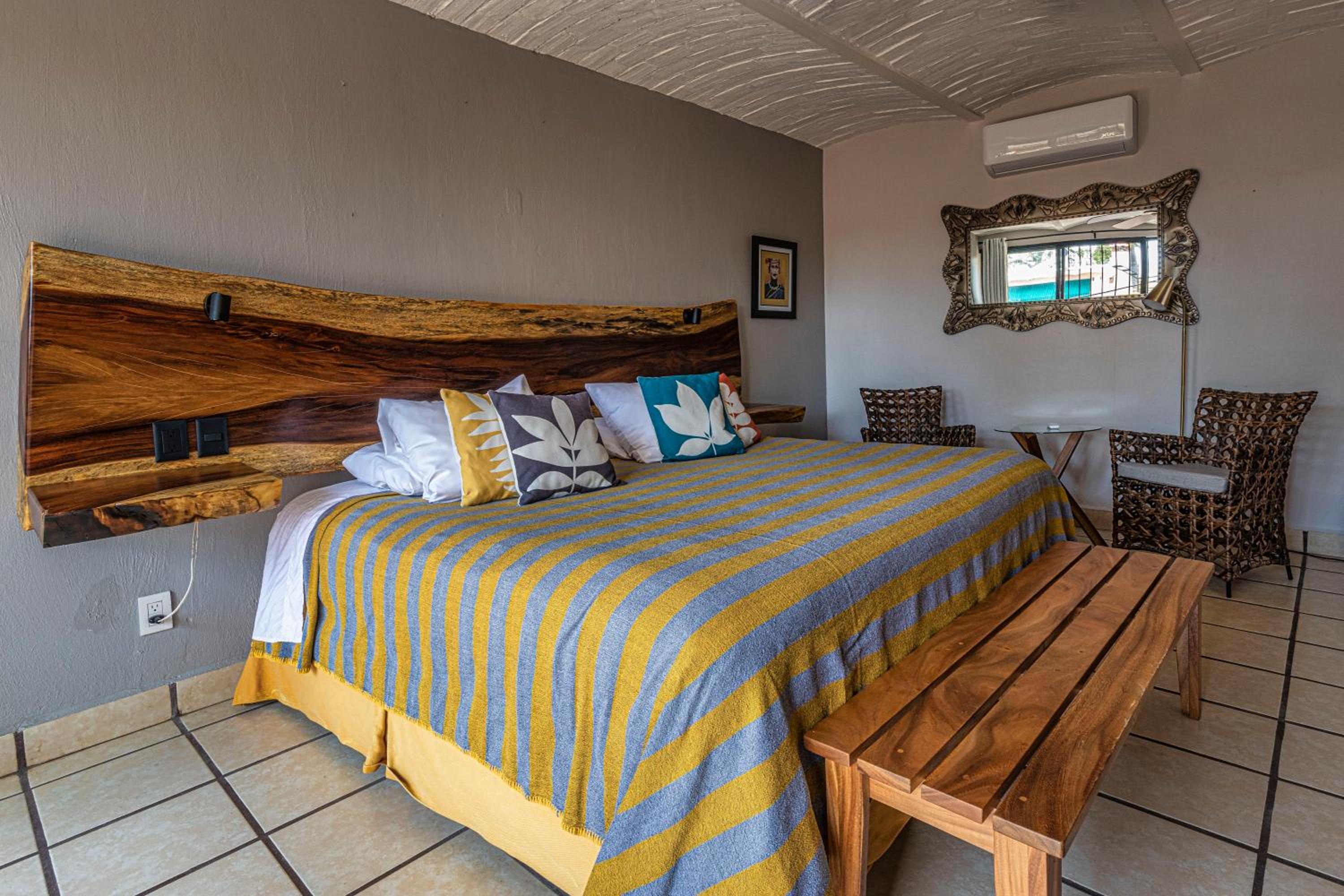 Deluxe King Room - Photo 1